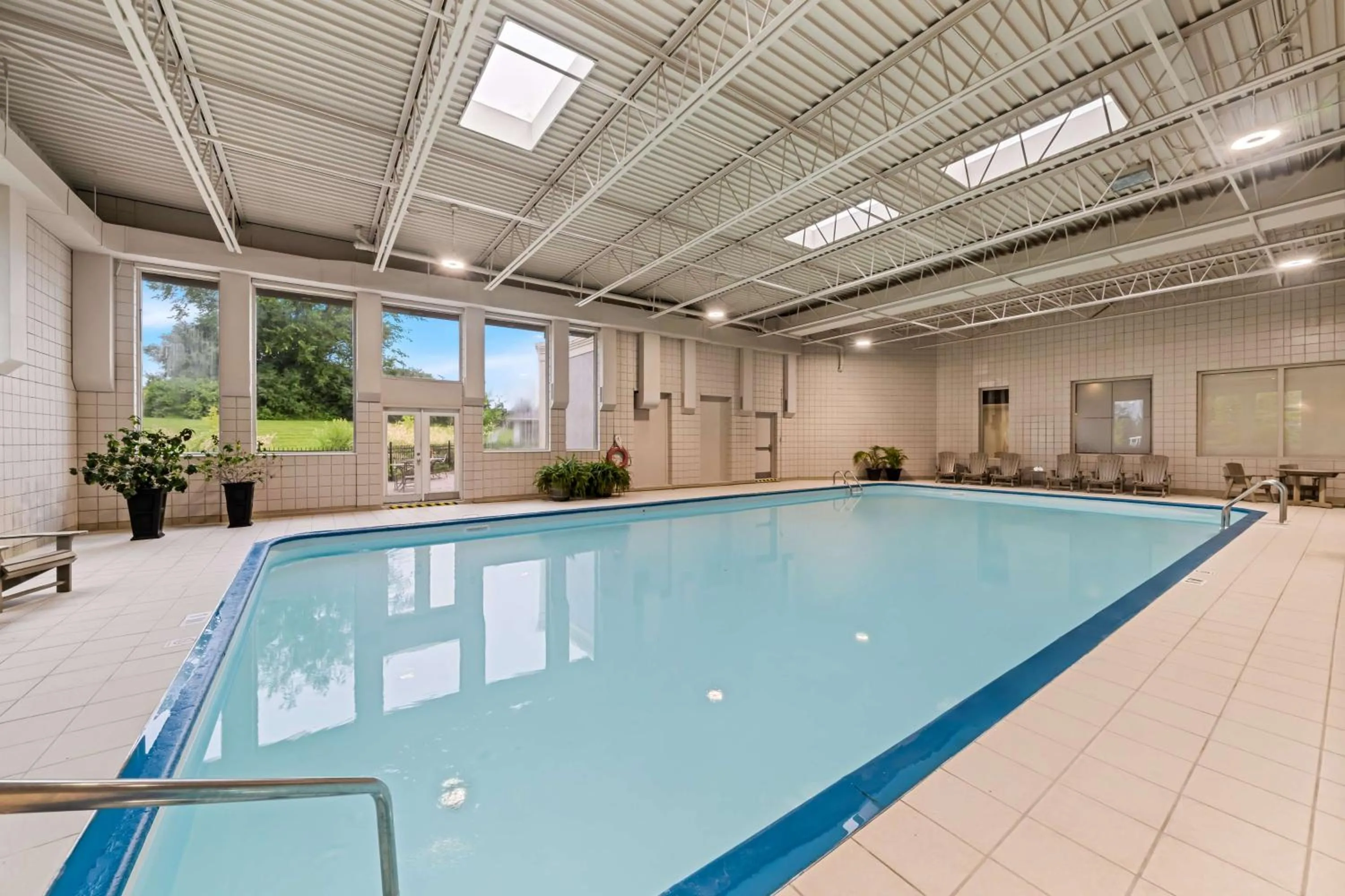 Pool view in Best Western Plus Mariposa Inn & Conference Centre