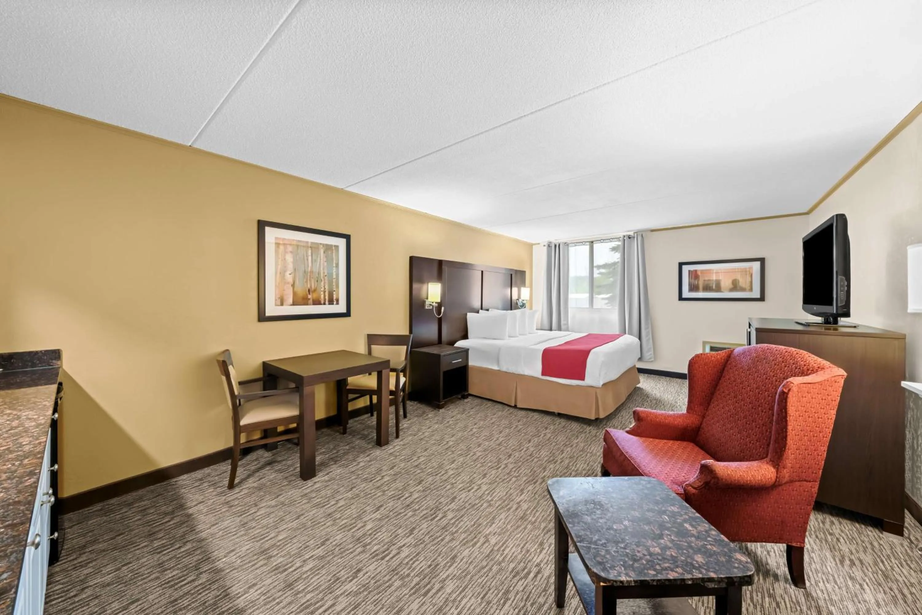 Bedroom, Bed in Best Western Plus Mariposa Inn & Conference Centre