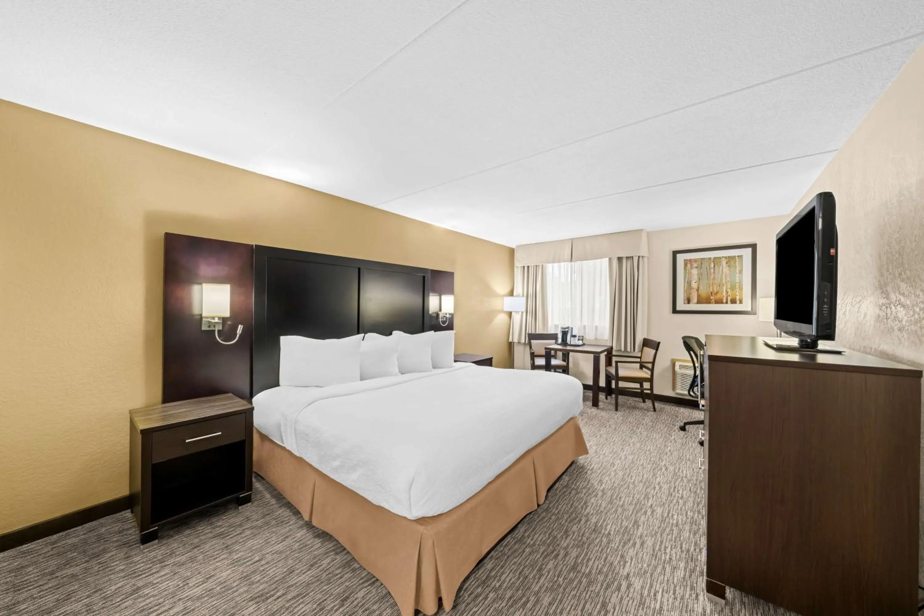 Bedroom, Bed in Best Western Plus Mariposa Inn & Conference Centre