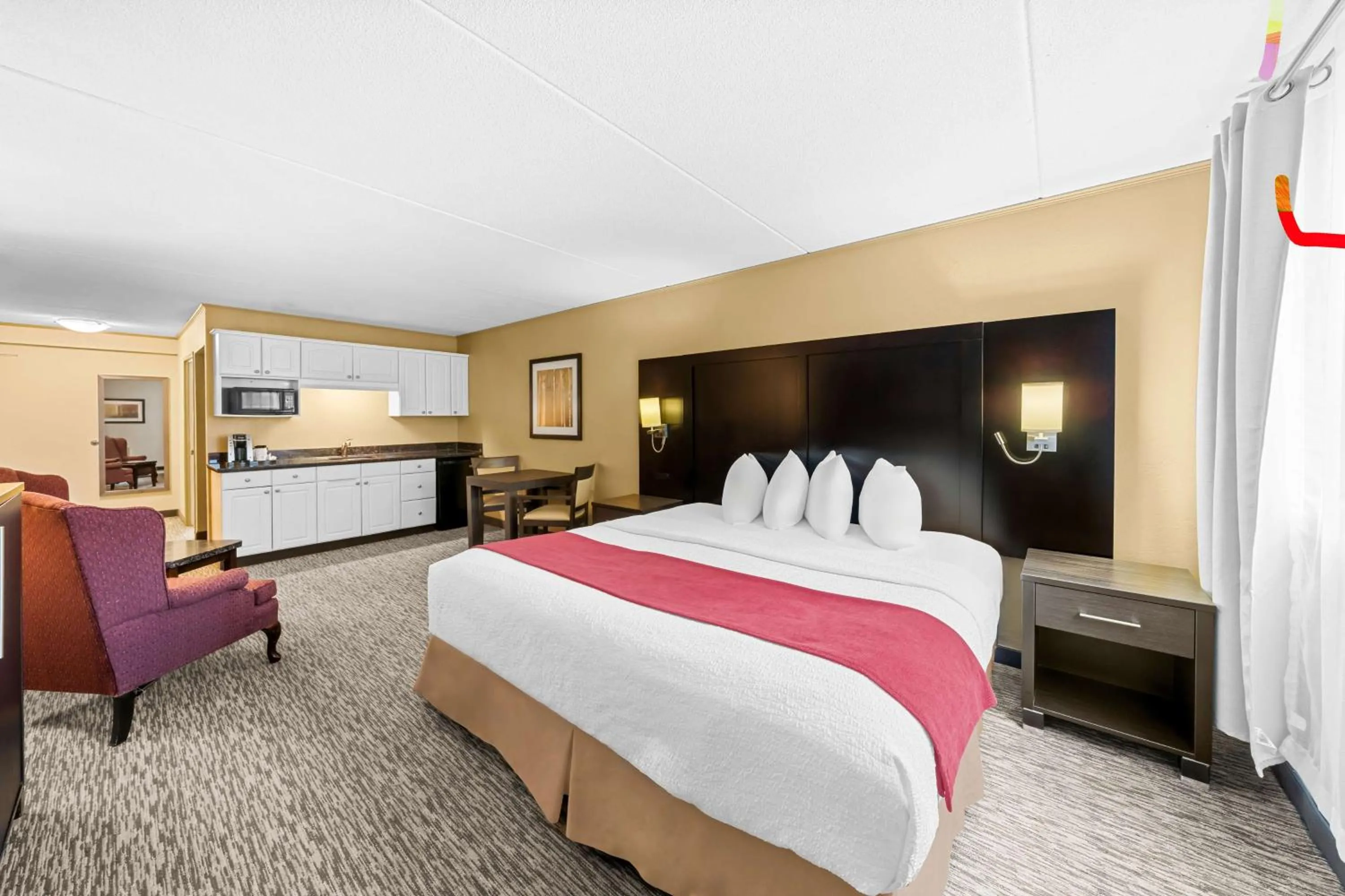 Bedroom, Bed in Best Western Plus Mariposa Inn & Conference Centre