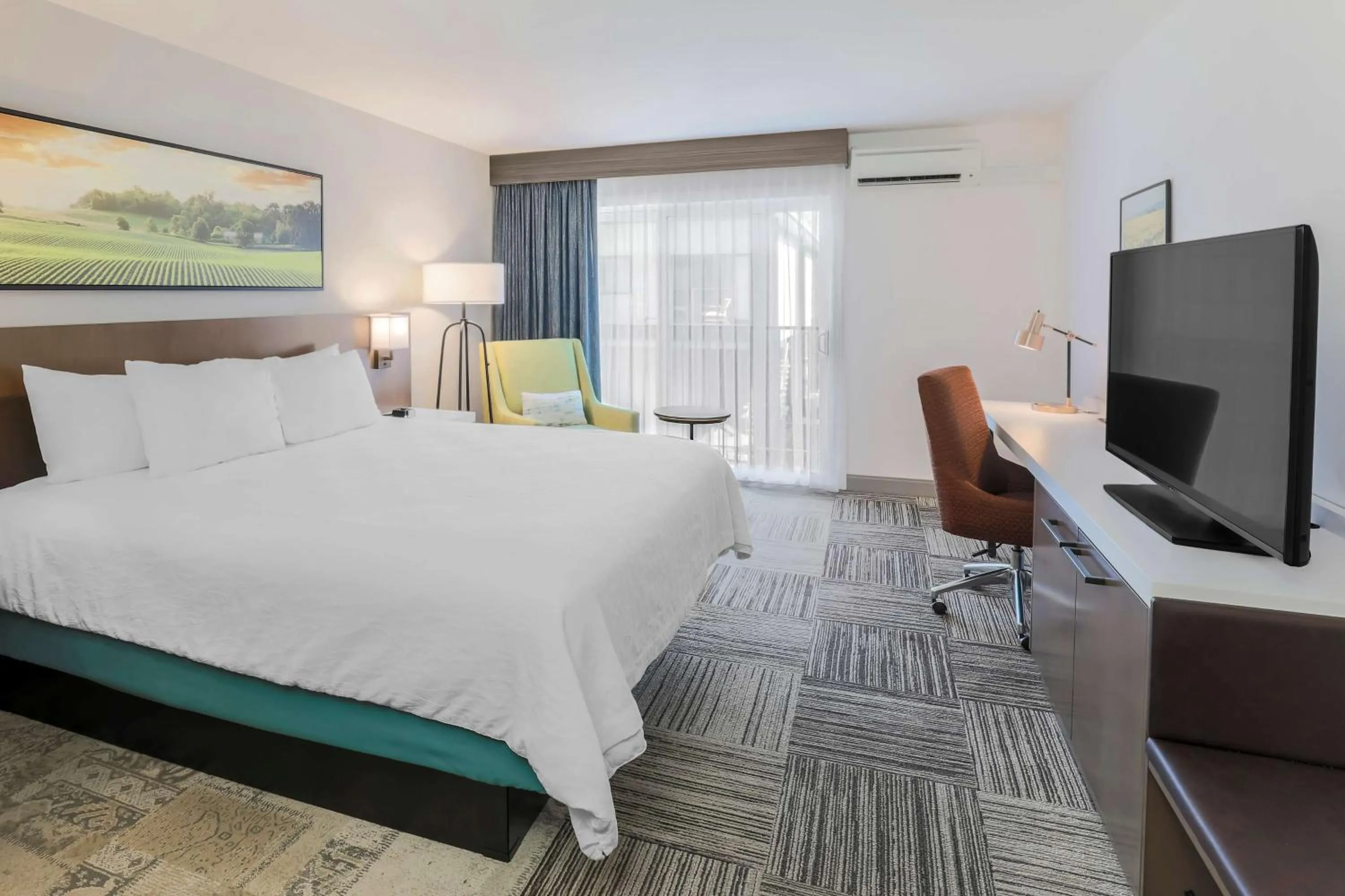 Bed in Hilton Garden Inn Davis Downtown