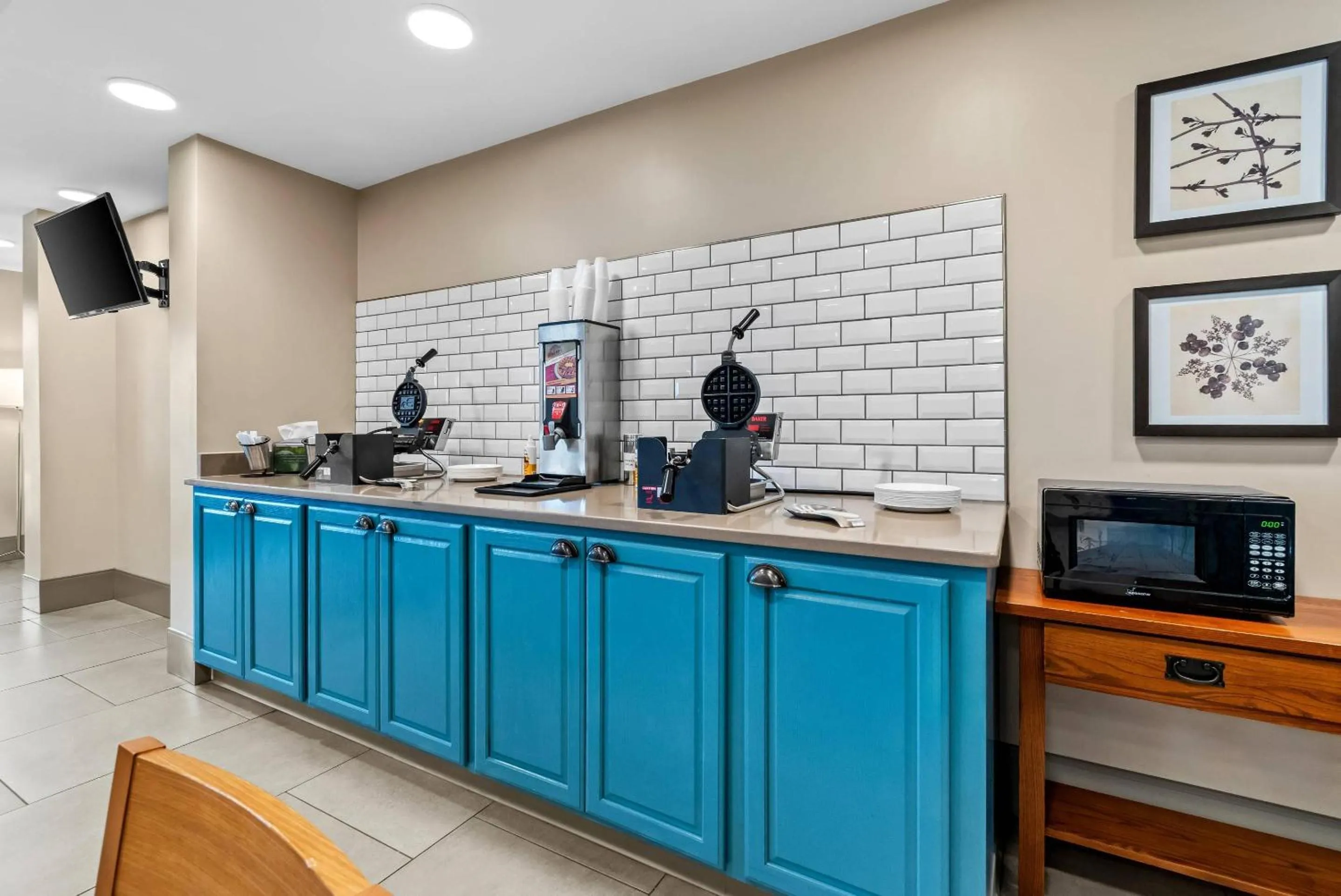 Breakfast in Country Inn & Suites by Radisson, Chambersburg, PA