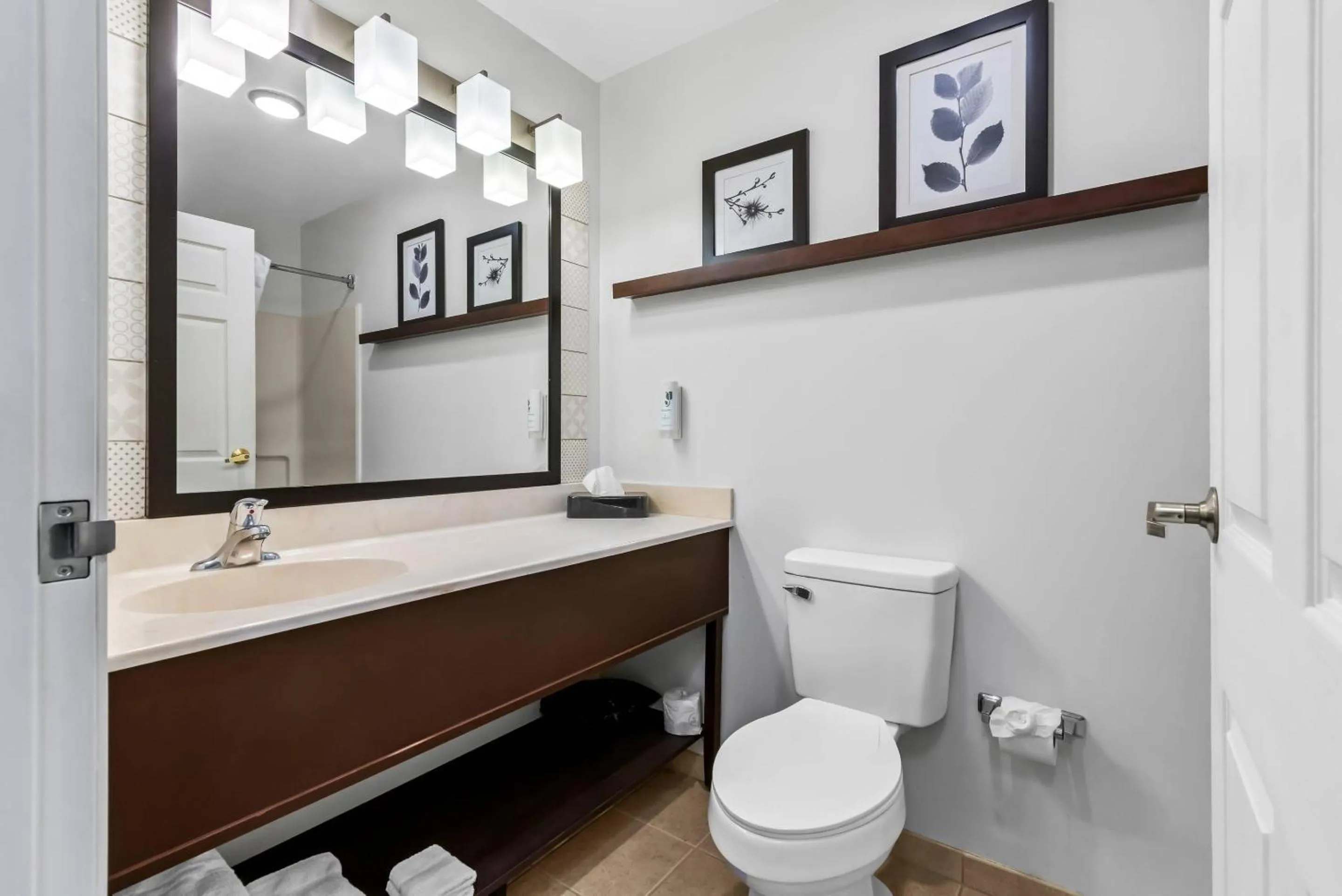 Bedroom in Country Inn & Suites by Radisson, Chambersburg, PA