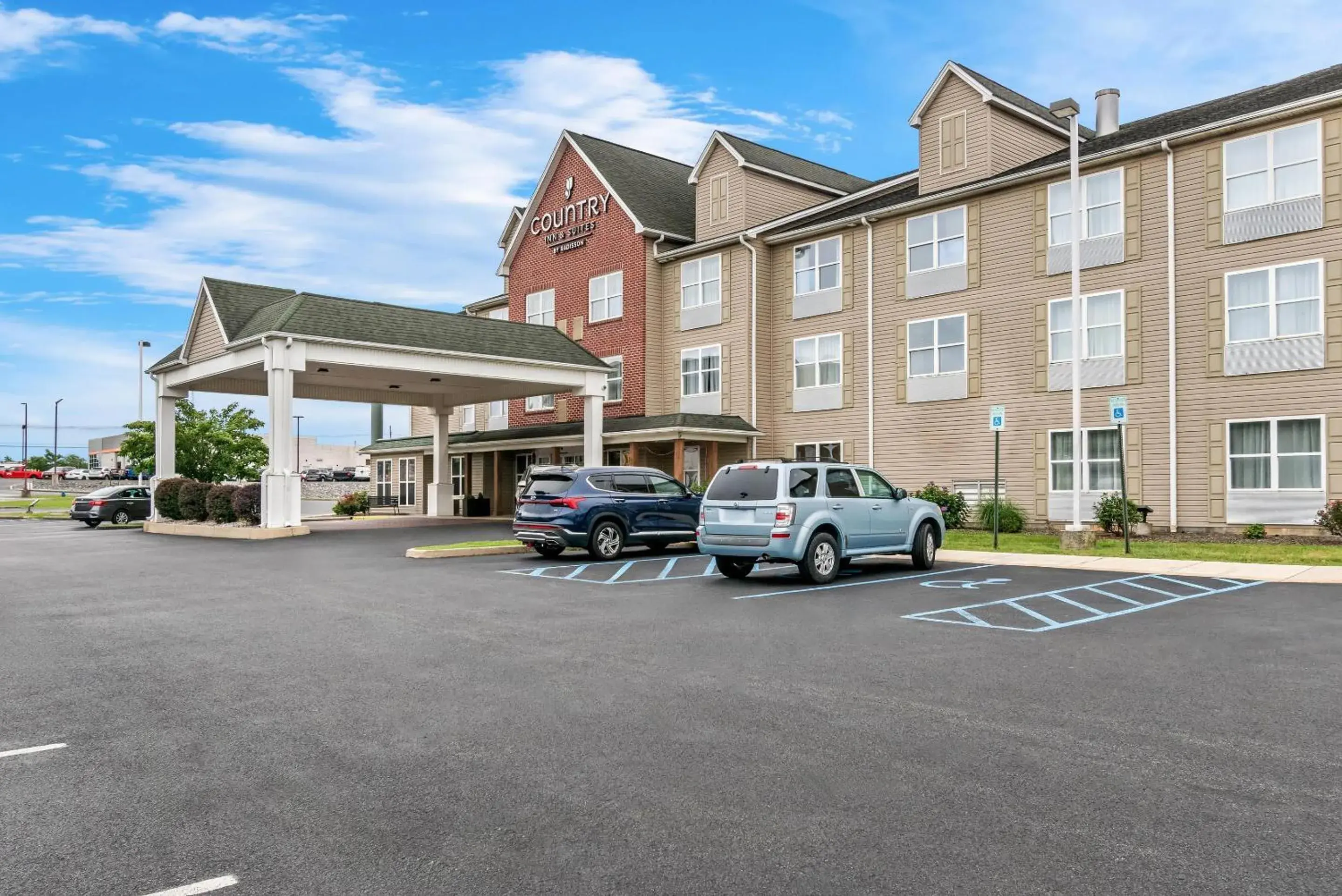 Property building in Country Inn & Suites by Radisson, Chambersburg, PA Property building in Country Inn & Suites by Radisson, Chambersburg, PA
