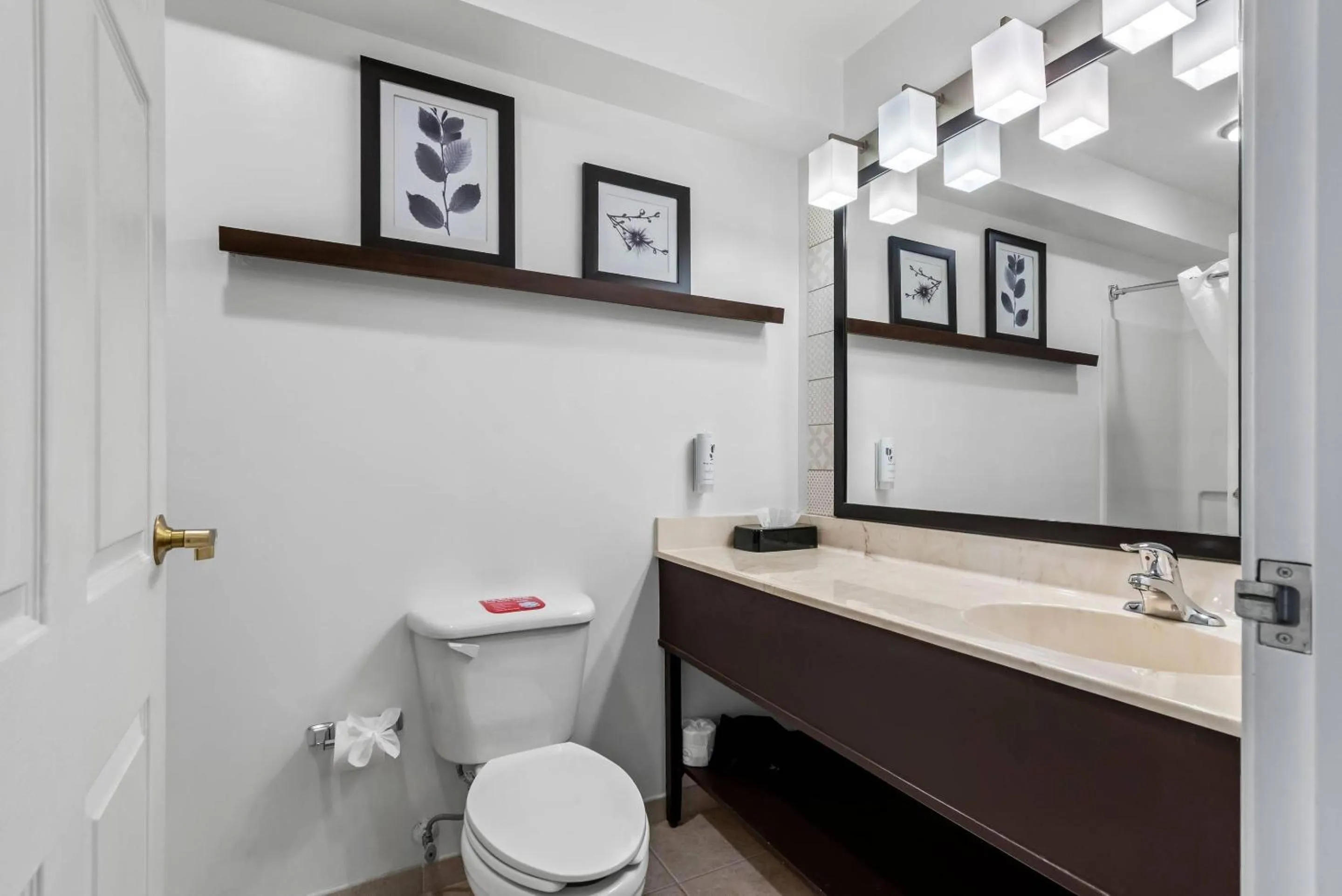 Bedroom in Country Inn & Suites by Radisson, Chambersburg, PA