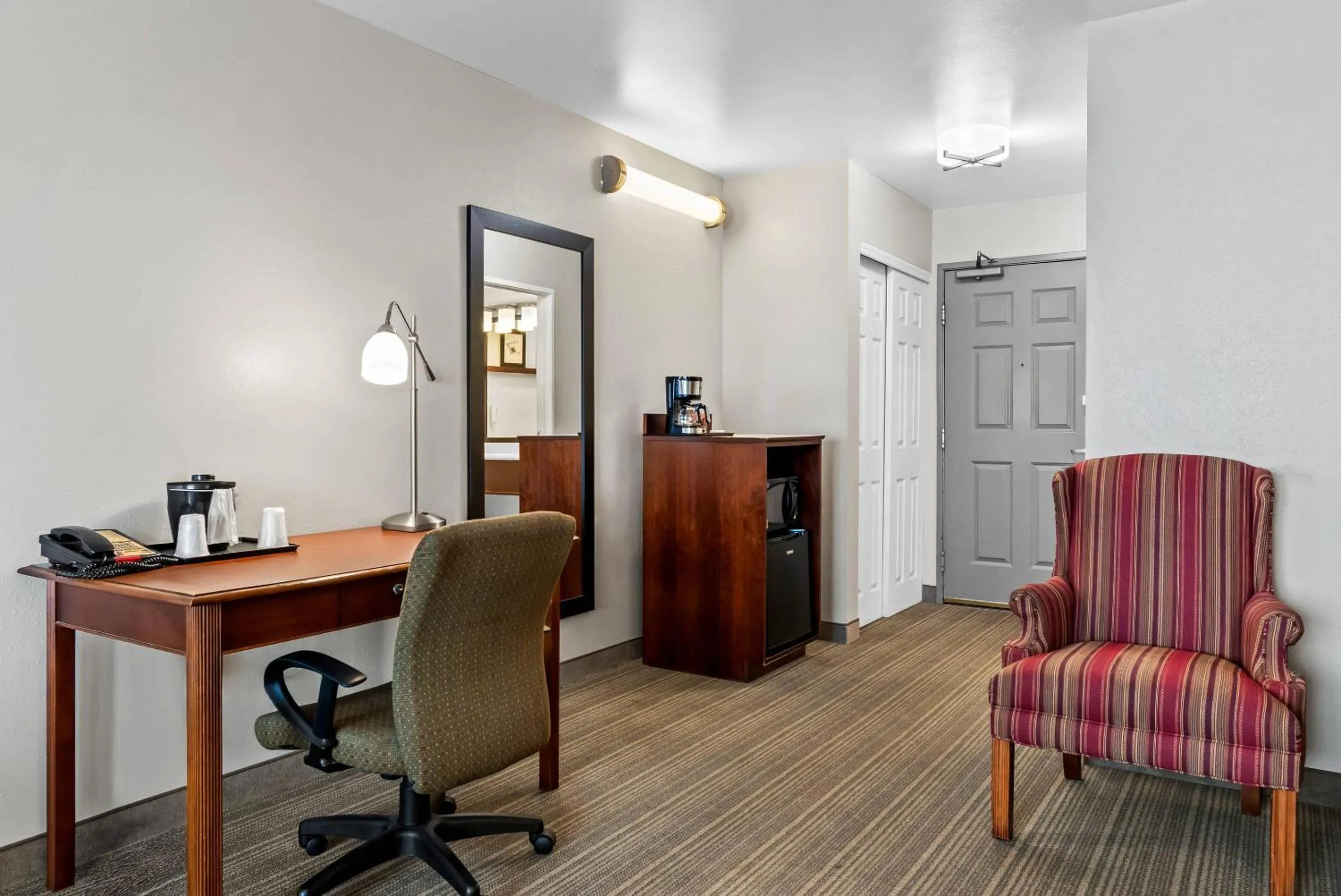 Bedroom in Country Inn & Suites by Radisson, Chambersburg, PA