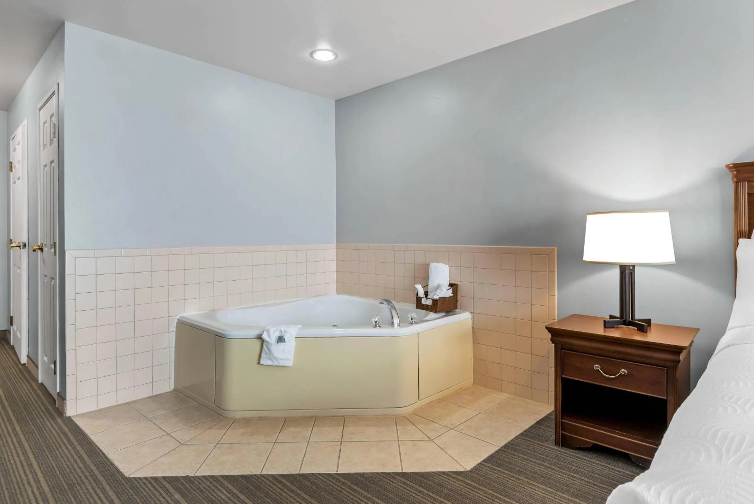 Bedroom, Bed in Country Inn & Suites by Radisson, Chambersburg, PA