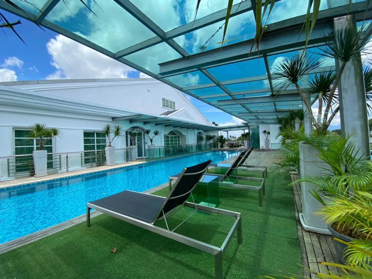 Swimming pool in Wesberly Apartments