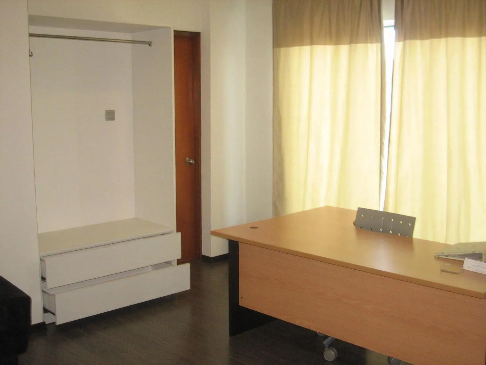 Coffee/tea facilities, Bed in Wesberly Apartments Coffee/tea facilities, Bed in Wesberly Apartments