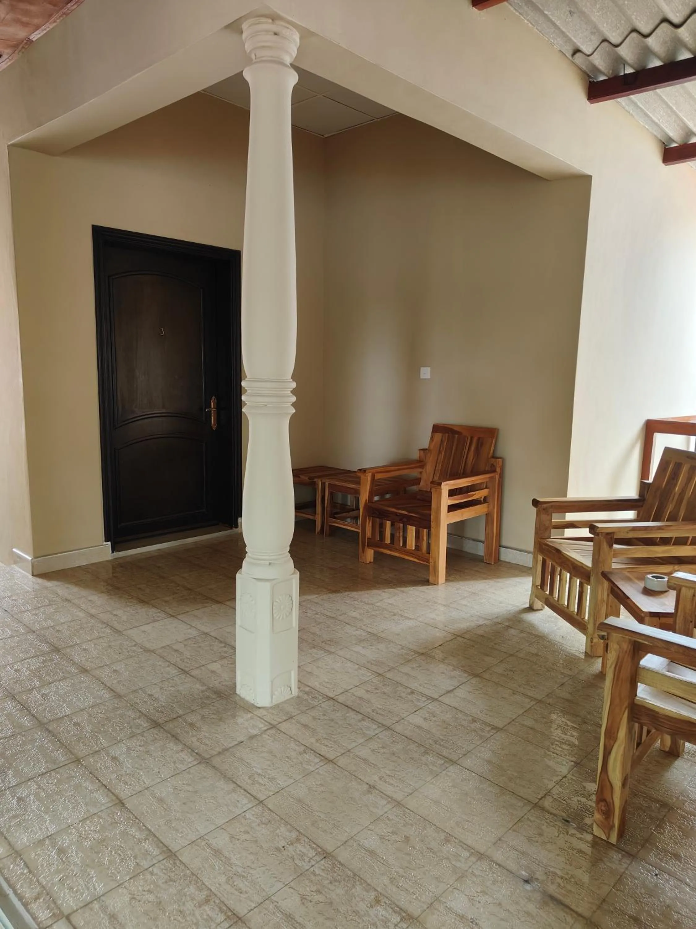 Deluxe King Room in Royal Point Arugambay