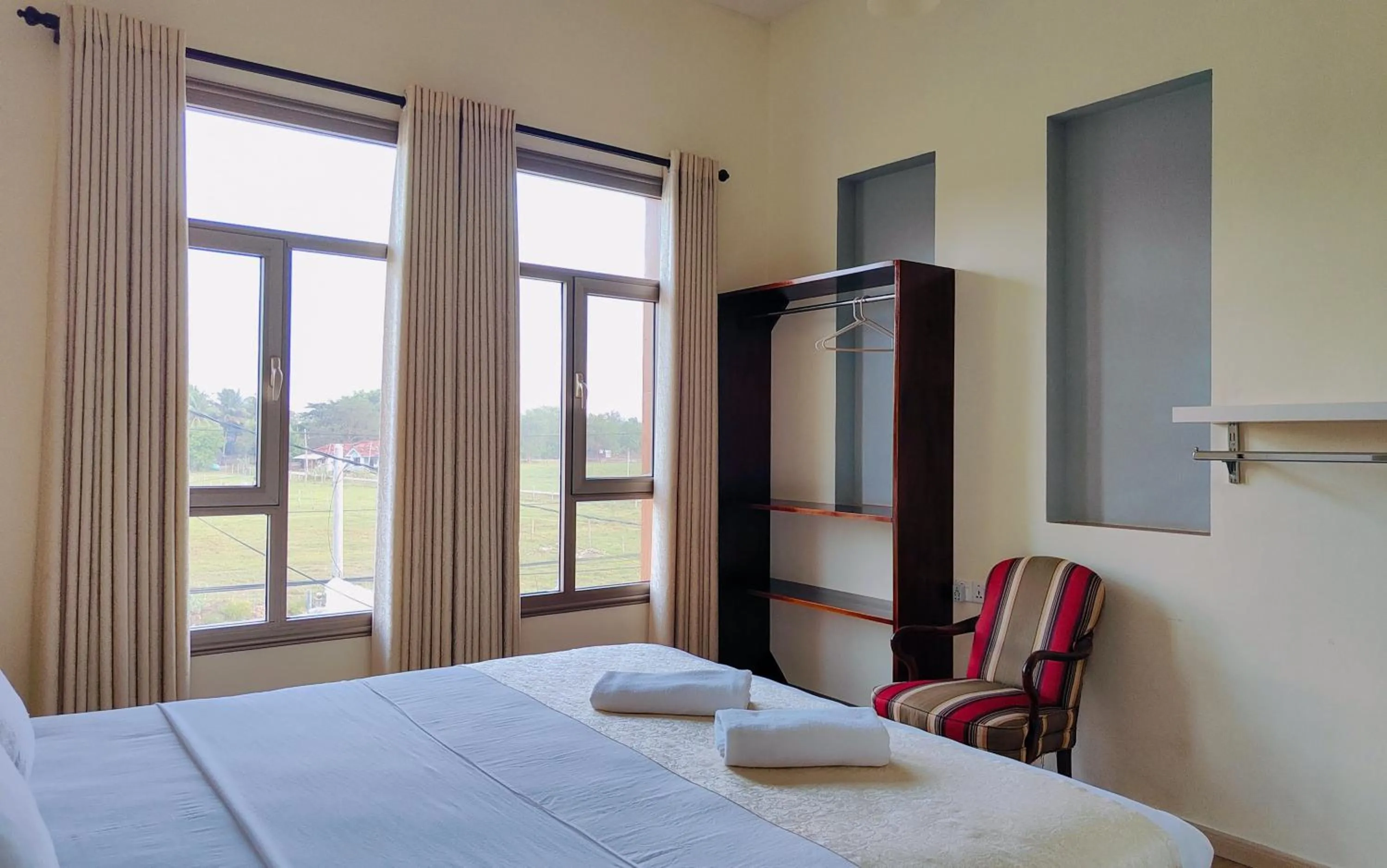 Deluxe King Suite in Royal Point Arugambay