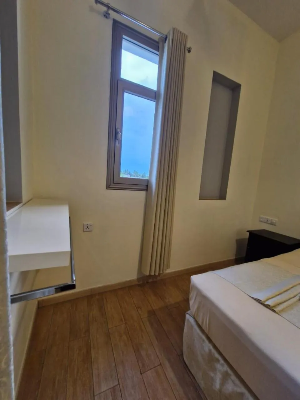 Deluxe Room in Royal Point Arugambay