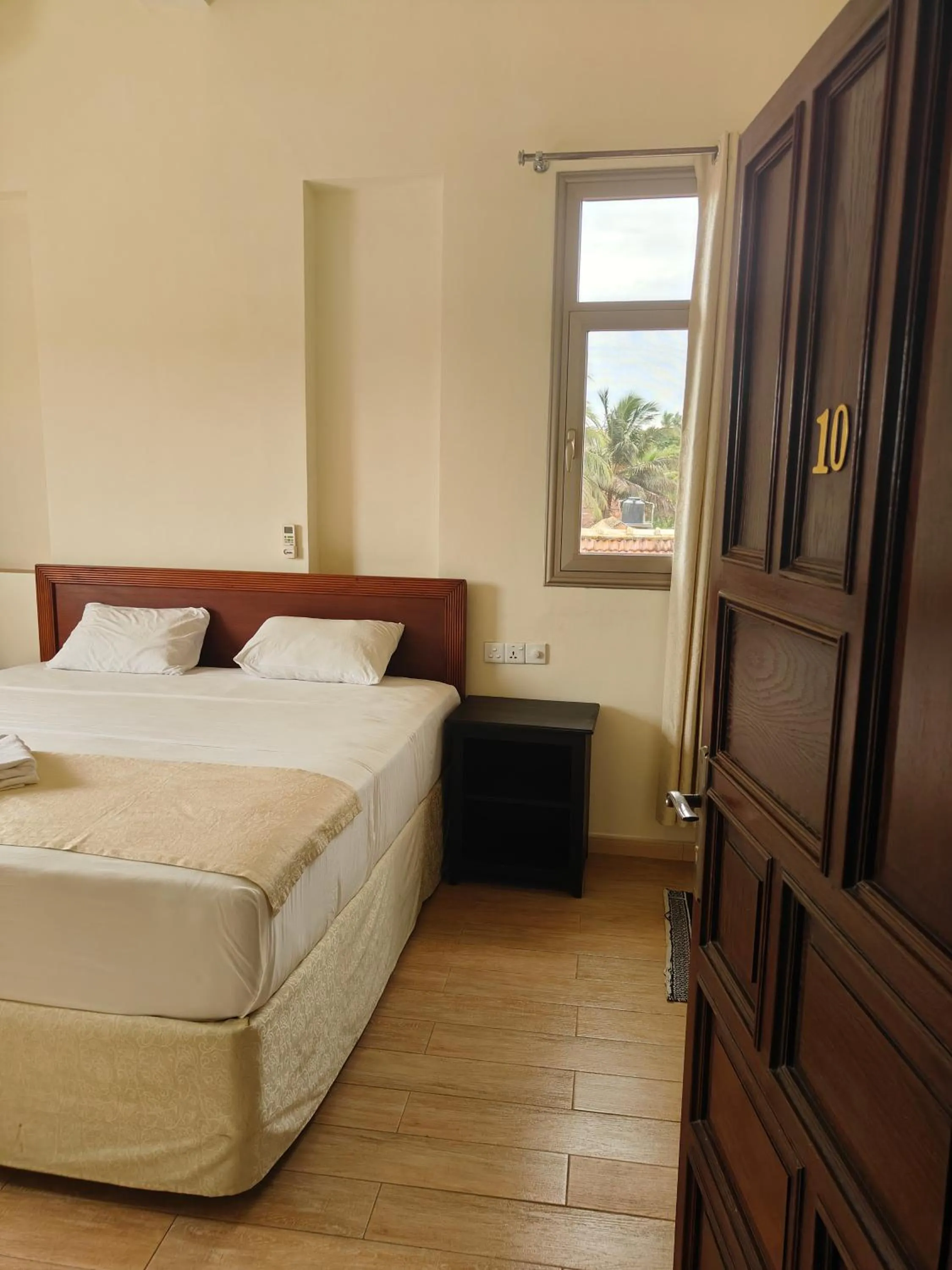 Deluxe Queen Room in Royal Point Arugambay
