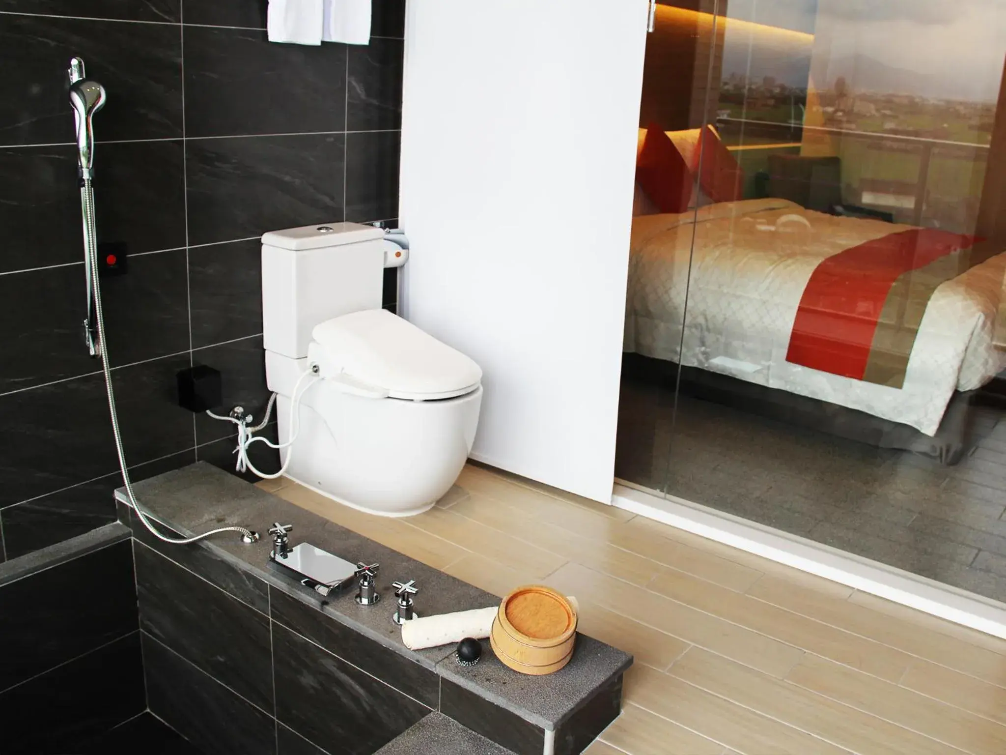 Bathroom, Bed in Dancewoods Hotel Bathroom, Bed in Dancewoods Hotel