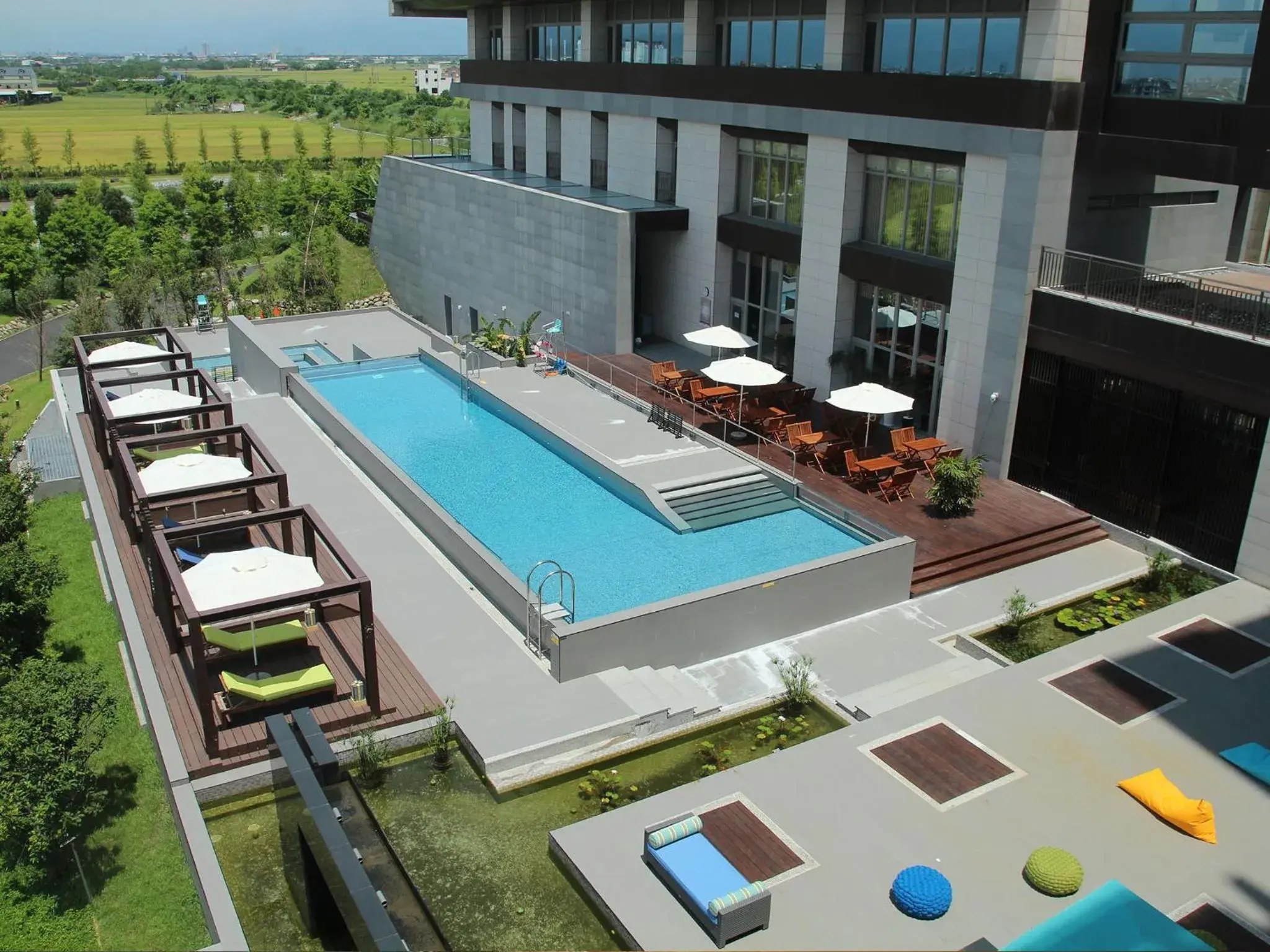 Swimming pool in Dancewoods Hotel Swimming pool in Dancewoods Hotel