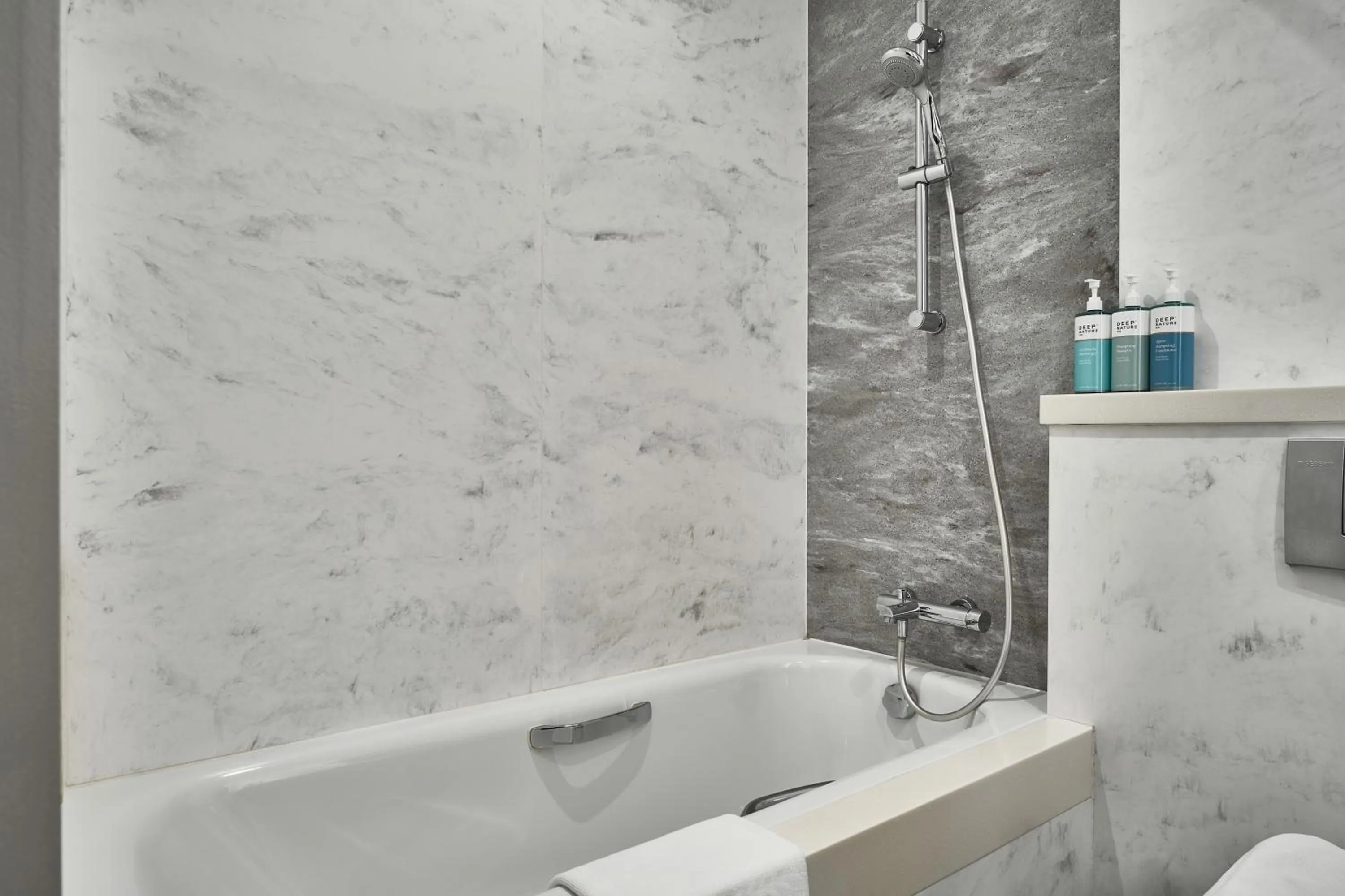 Bath in Novotel Singapore on Kitchener