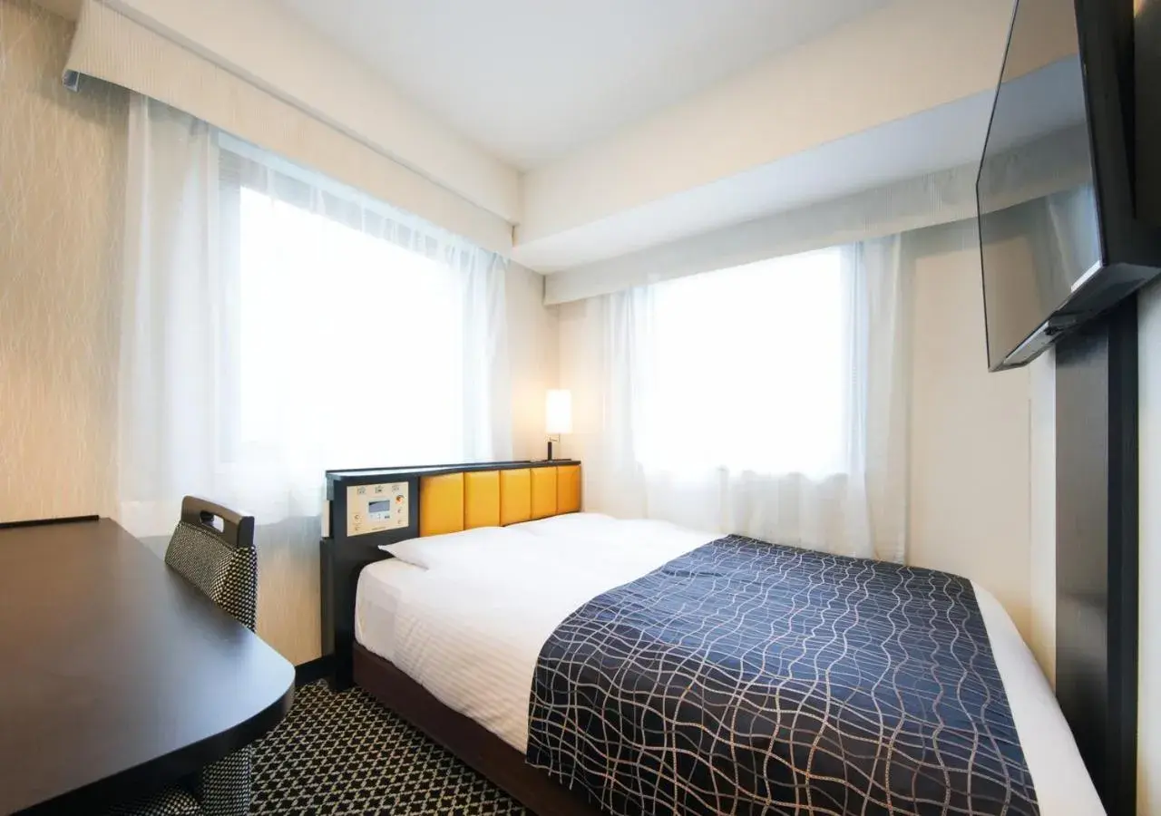 Photo of the whole room, Bed in APA Hotel Midosuji Honmachi Ekihigashi Photo of the whole room, Bed in APA Hotel Midosuji Honmachi Ekihigashi