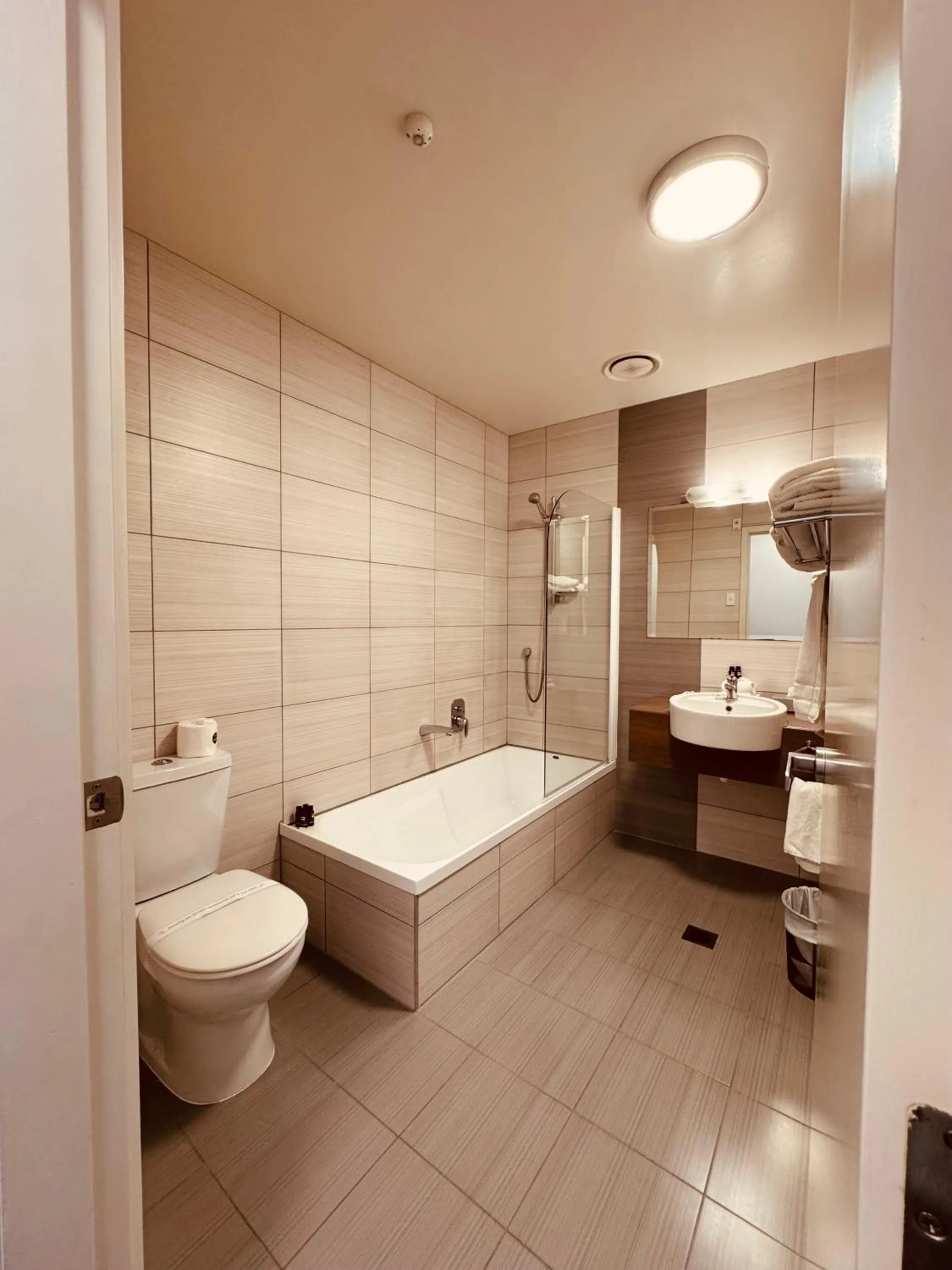 Bathroom in Amethyst Court Motor Lodge