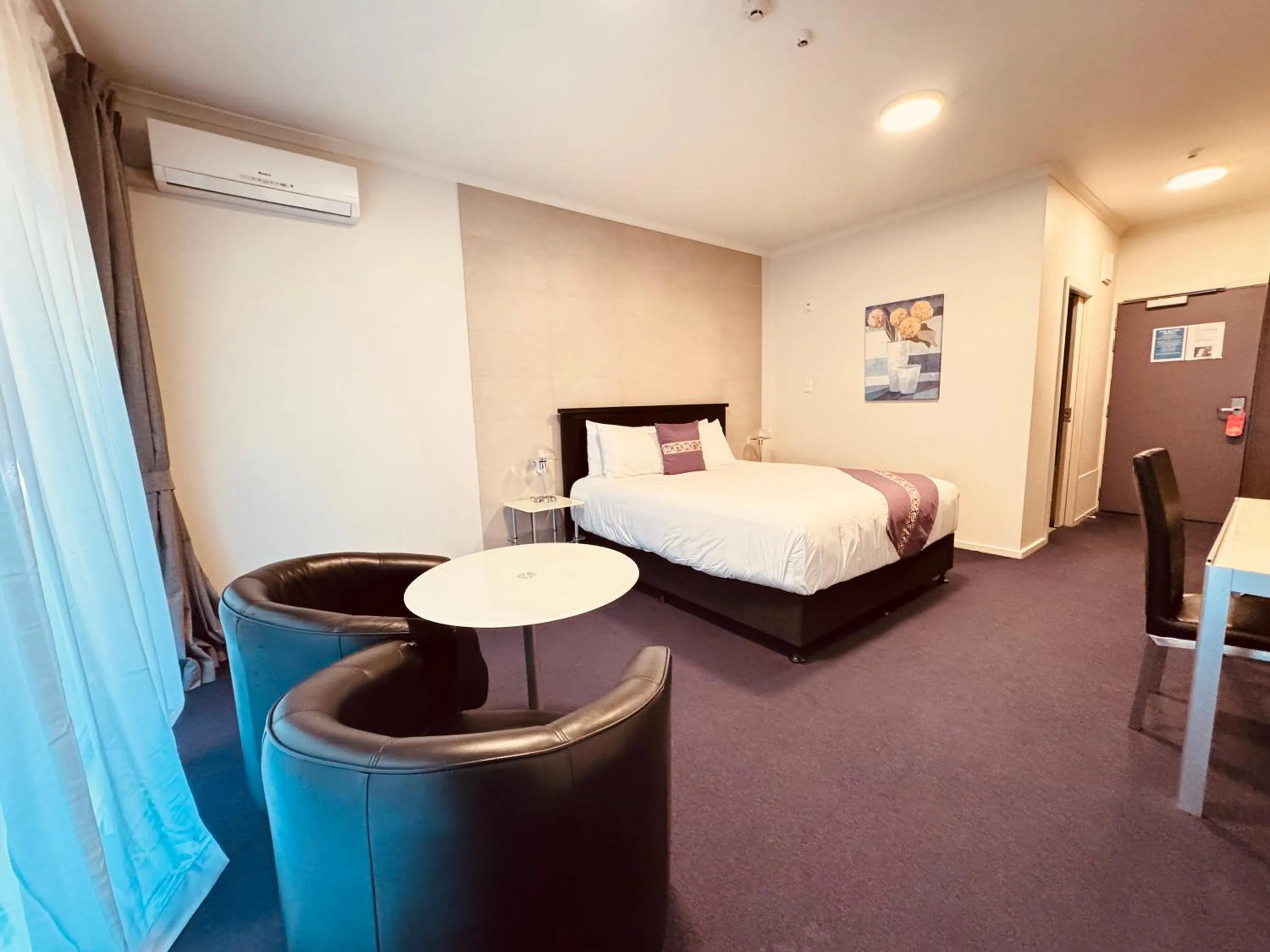 Bed in Amethyst Court Motor Lodge