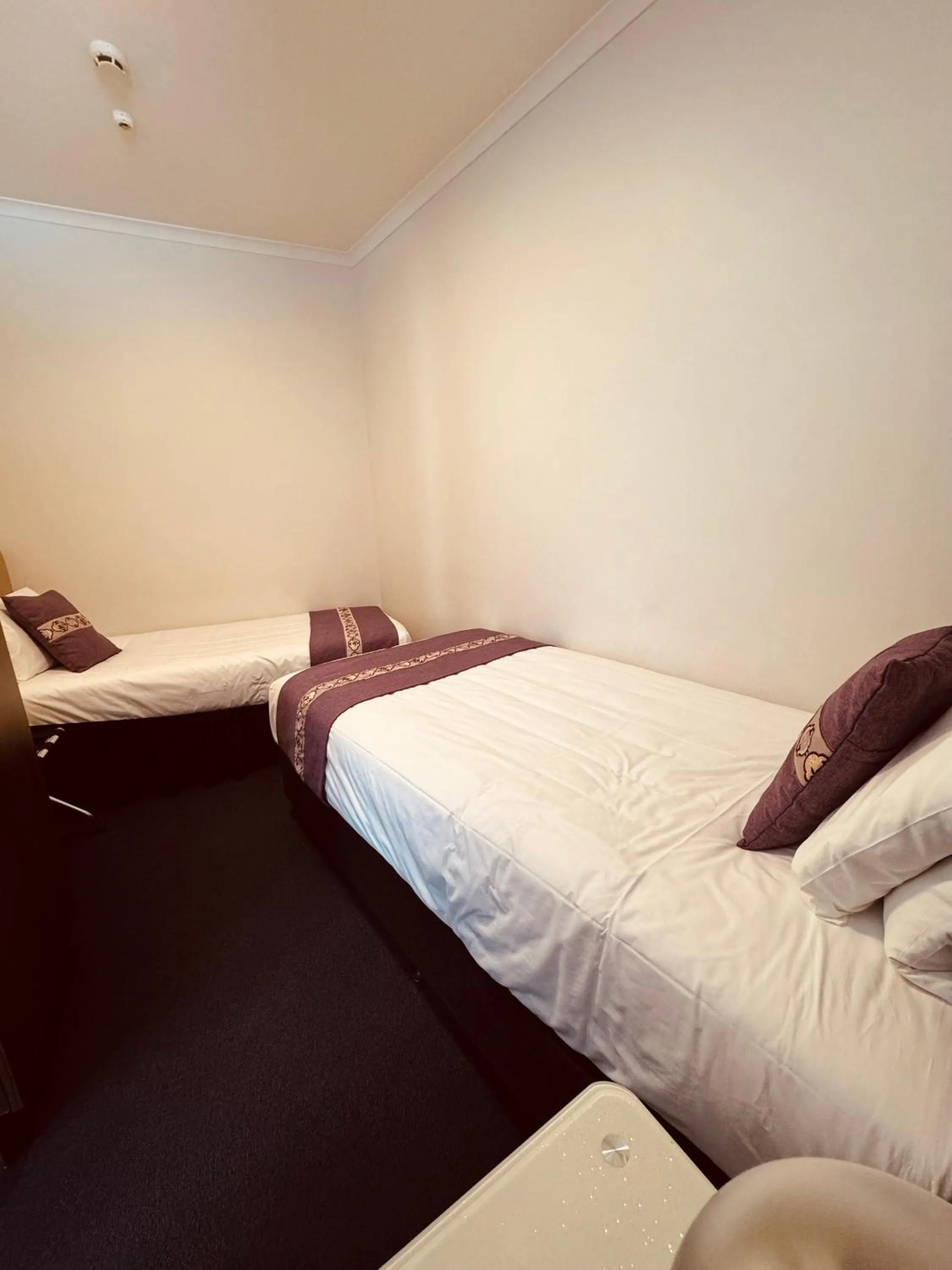 Bed in Amethyst Court Motor Lodge