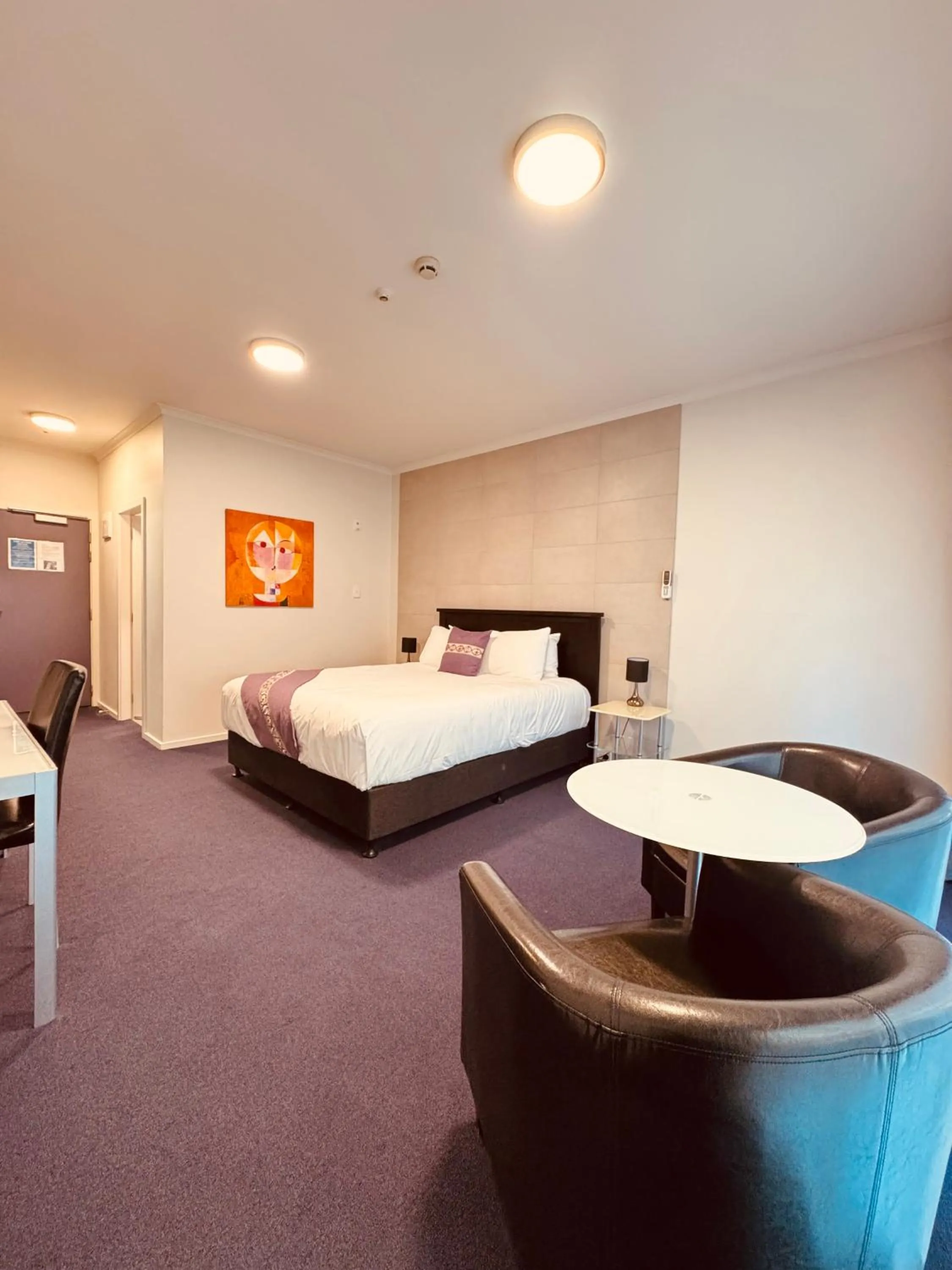 Bed in Amethyst Court Motor Lodge