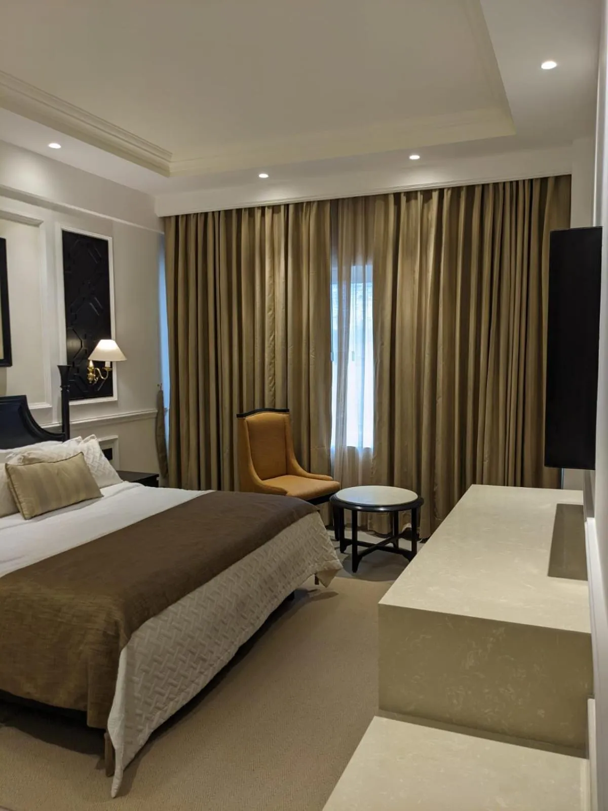 Bedroom, Bed in Peerless Hotel Kolkata