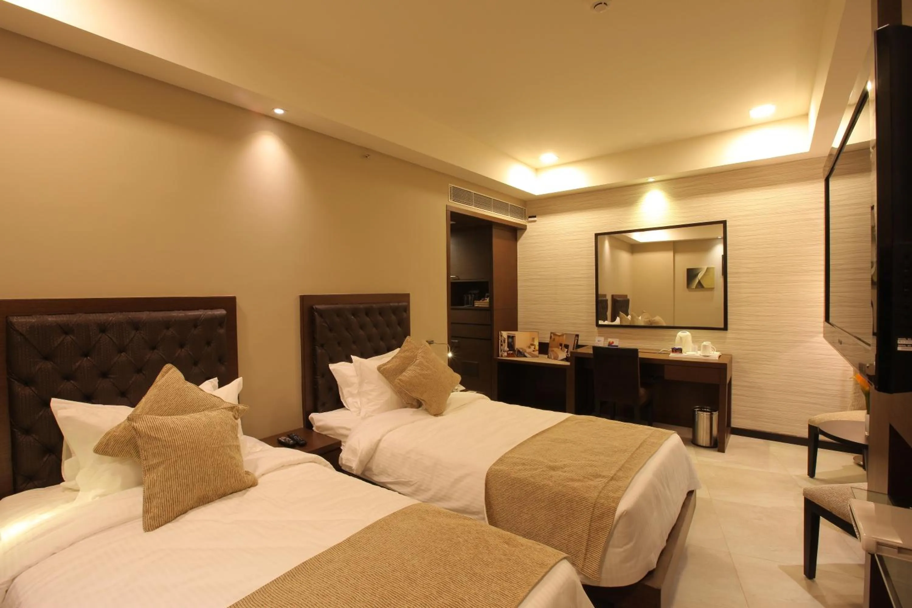 Photo of the whole room, Bed in Peerless Hotel Kolkata