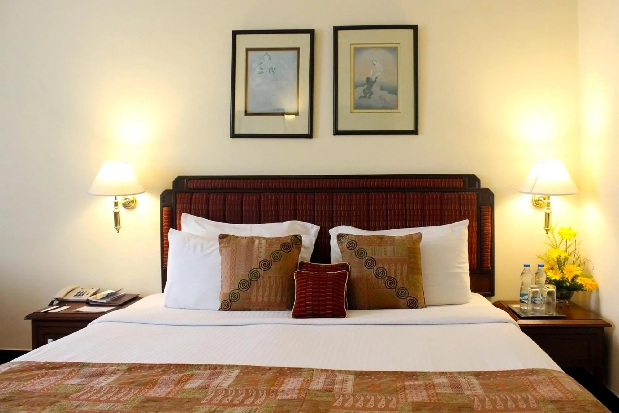 Bed in Peerless Hotel Kolkata