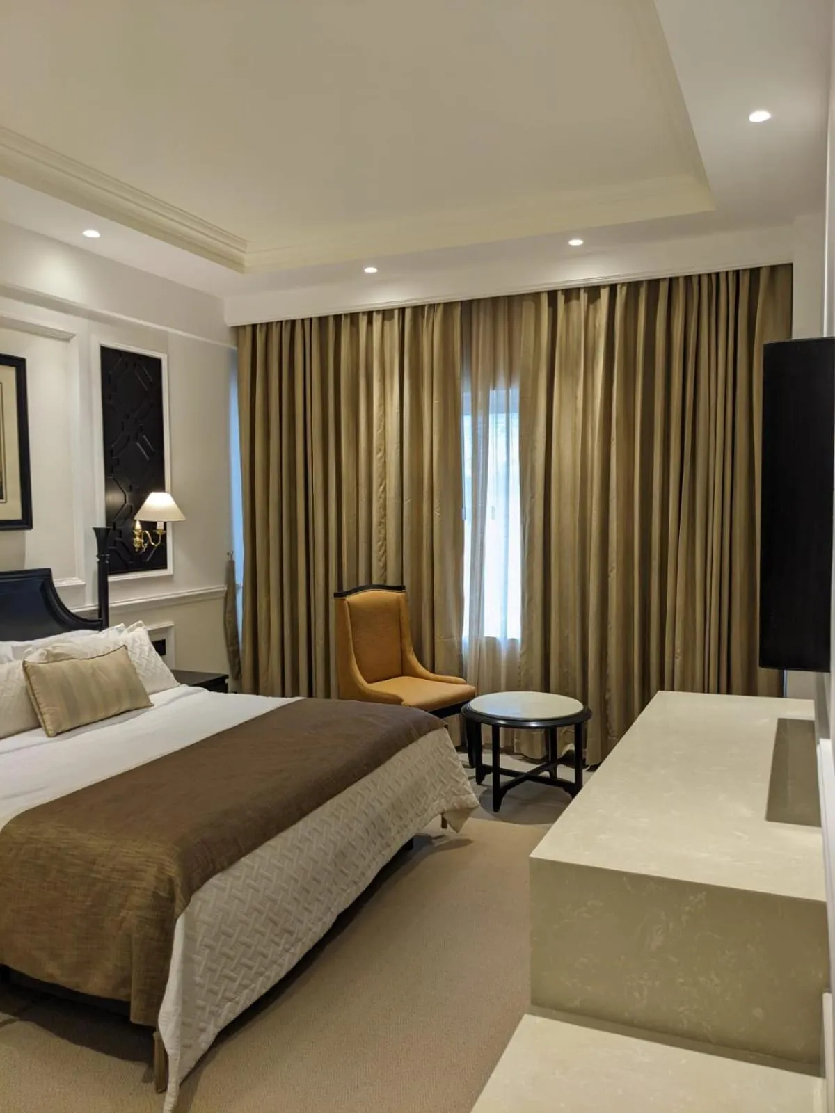 Bedroom, Bed in Peerless Hotel Kolkata