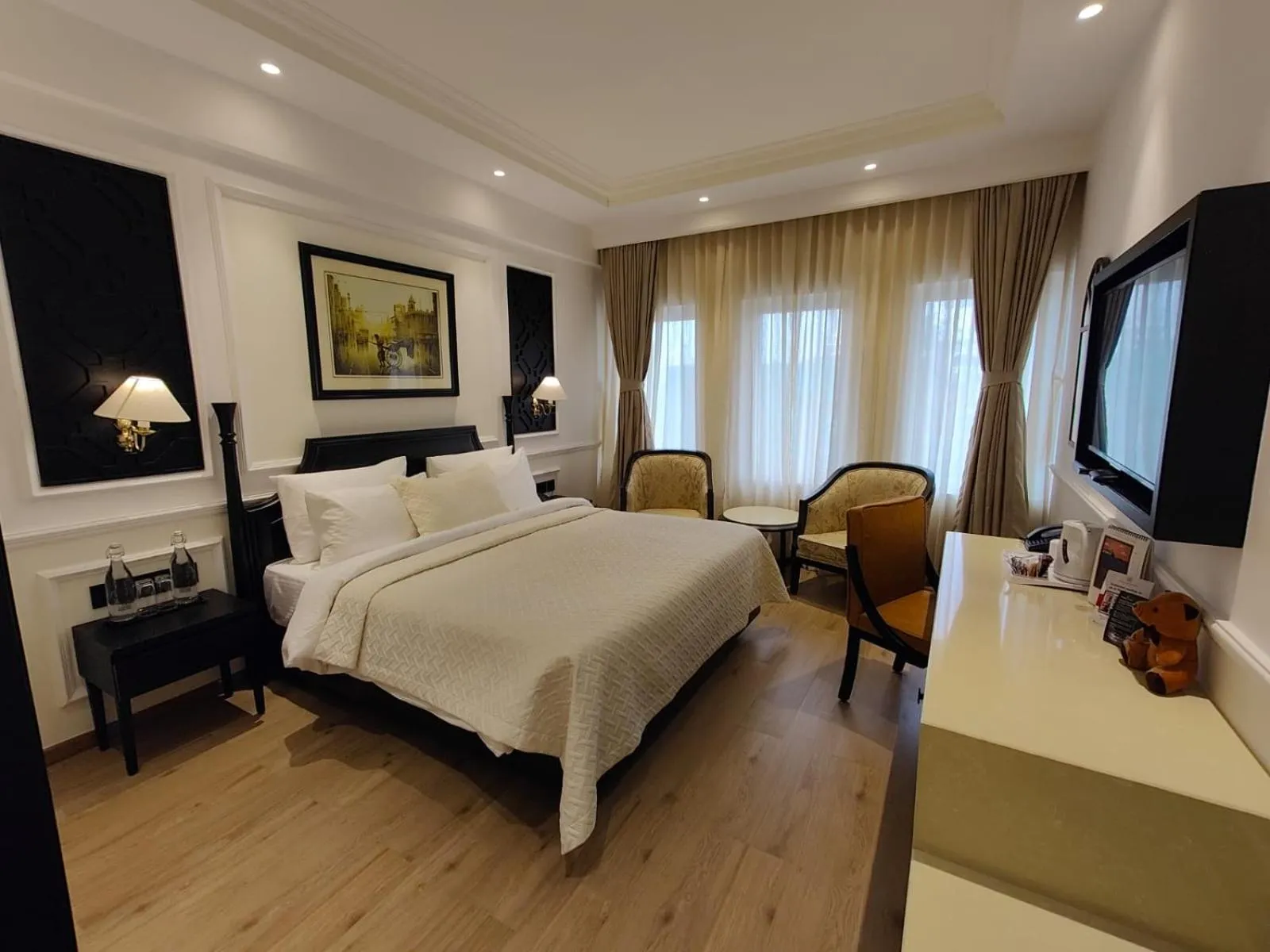 Bedroom, Bed in Peerless Hotel Kolkata