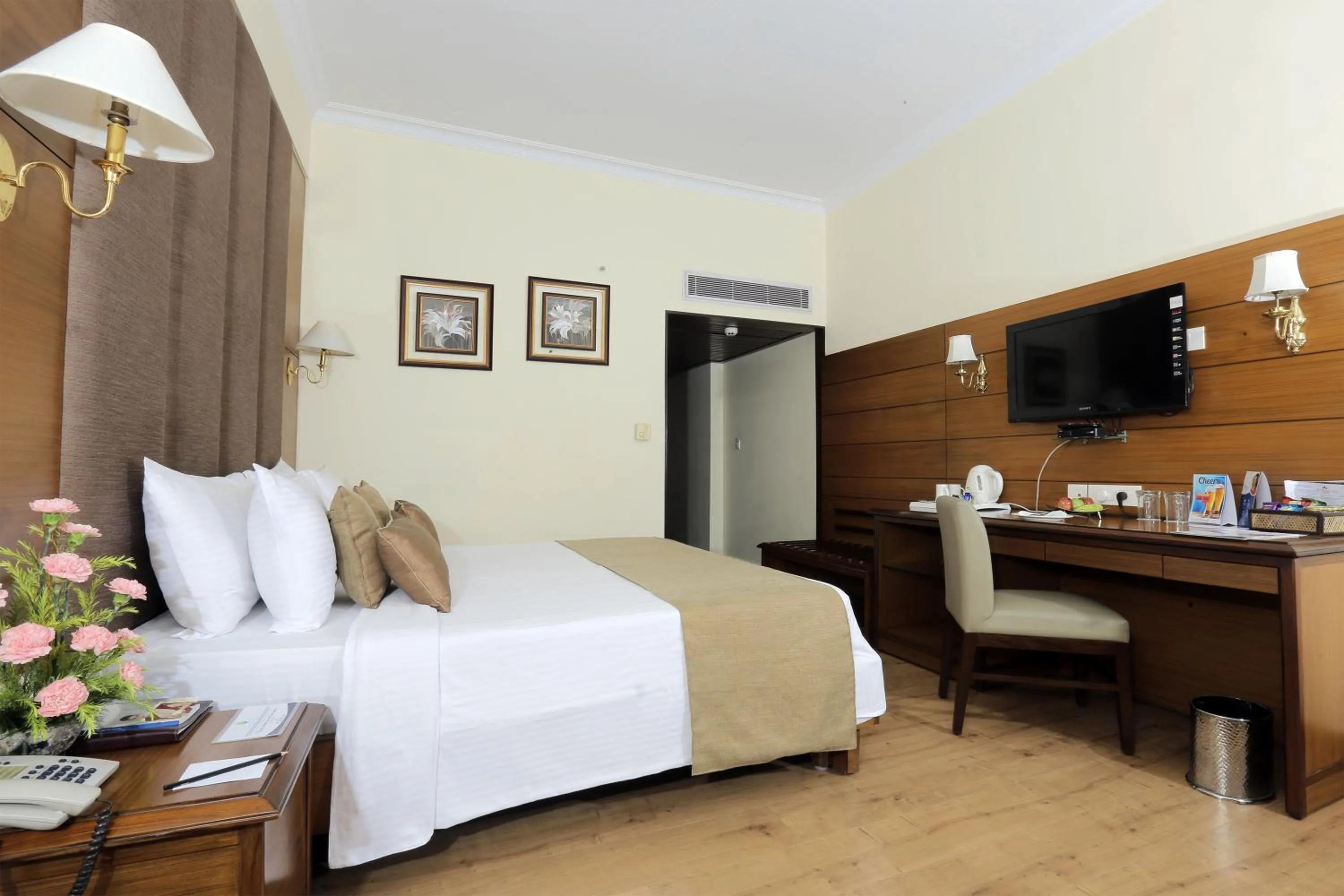 Photo of the whole room, Bed in Peerless Hotel Kolkata