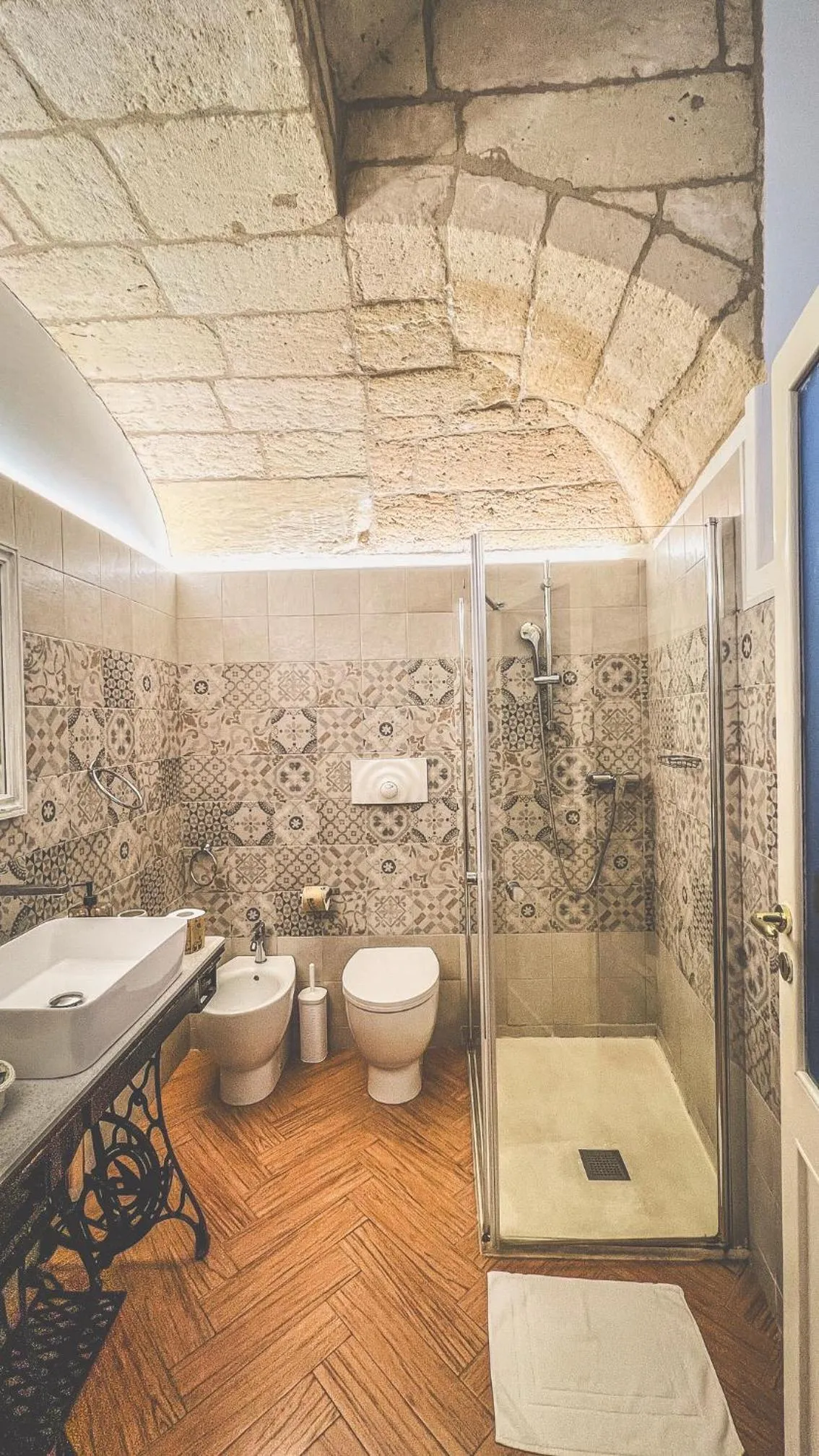 Shower in Cadelli Luxury Suite & Apartments