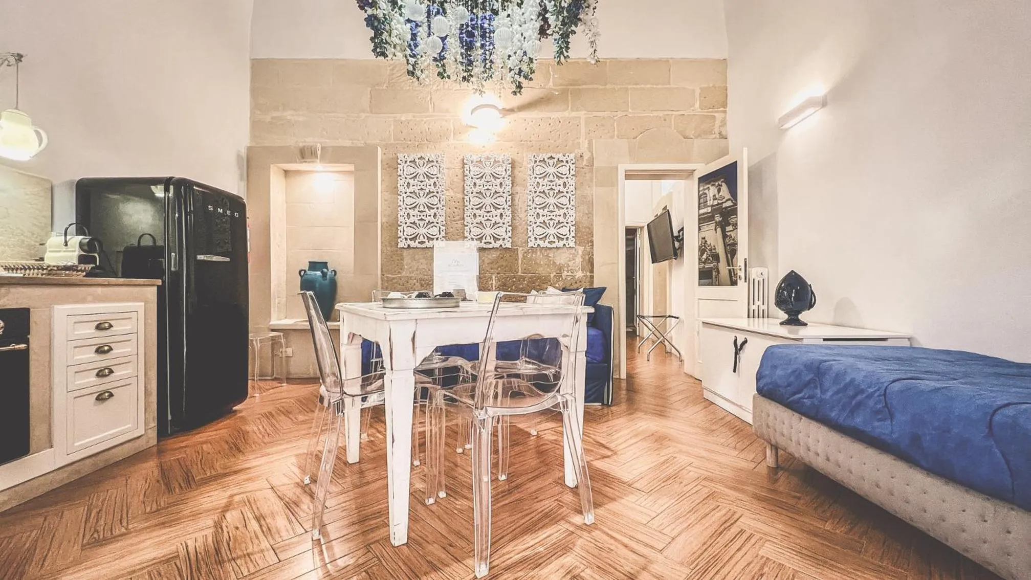 Kitchen or kitchenette, Bed in Cadelli Luxury Suite & Apartments