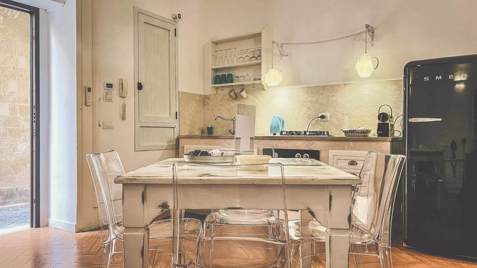 Kitchen or kitchenette in Cadelli Luxury Suite & Apartments