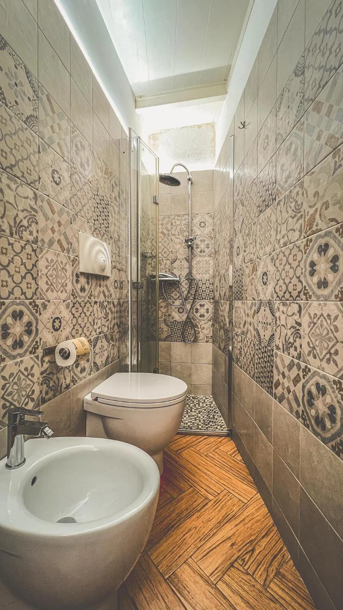 Shower in Cadelli Luxury Suite & Apartments