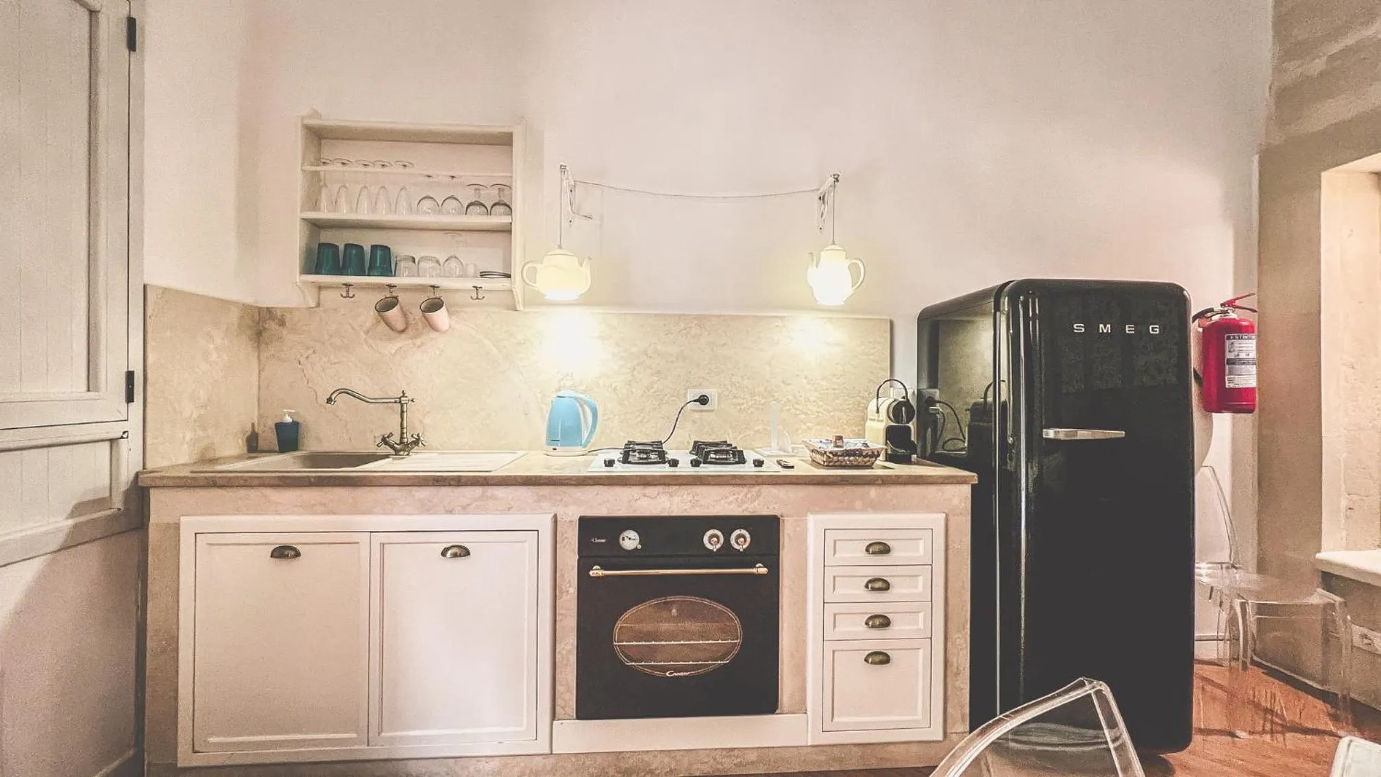 Kitchen or kitchenette in Cadelli Luxury Suite & Apartments