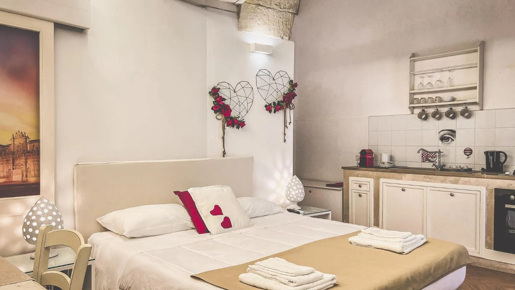 Kitchen or kitchenette, Bed in Cadelli Luxury Suite & Apartments