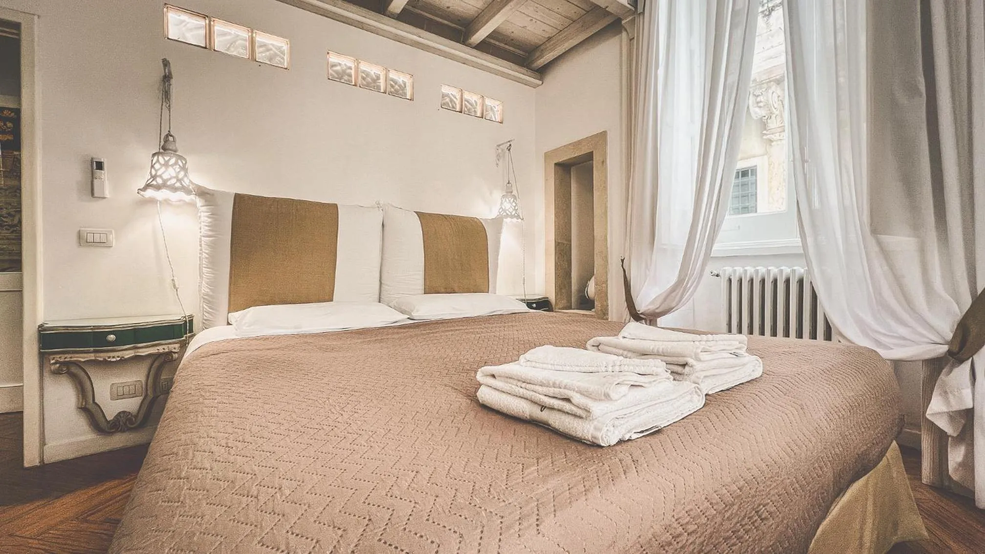 Bed in Cadelli Luxury Suite & Apartments