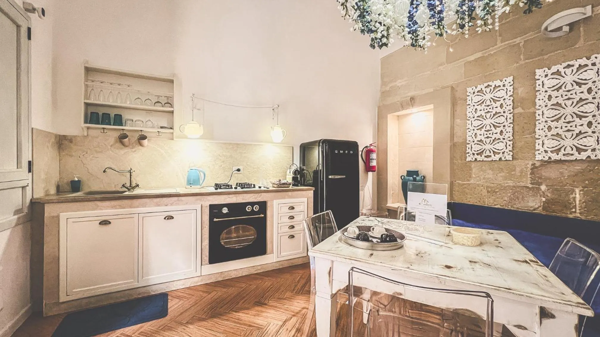 Dining area in Cadelli Luxury Suite & Apartments