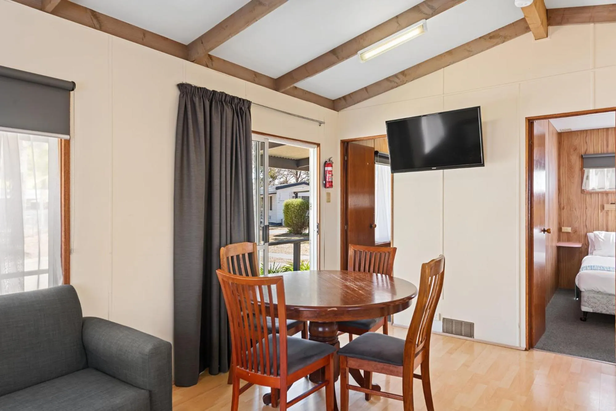 Dining area, Bed in Discovery Parks - Moama West