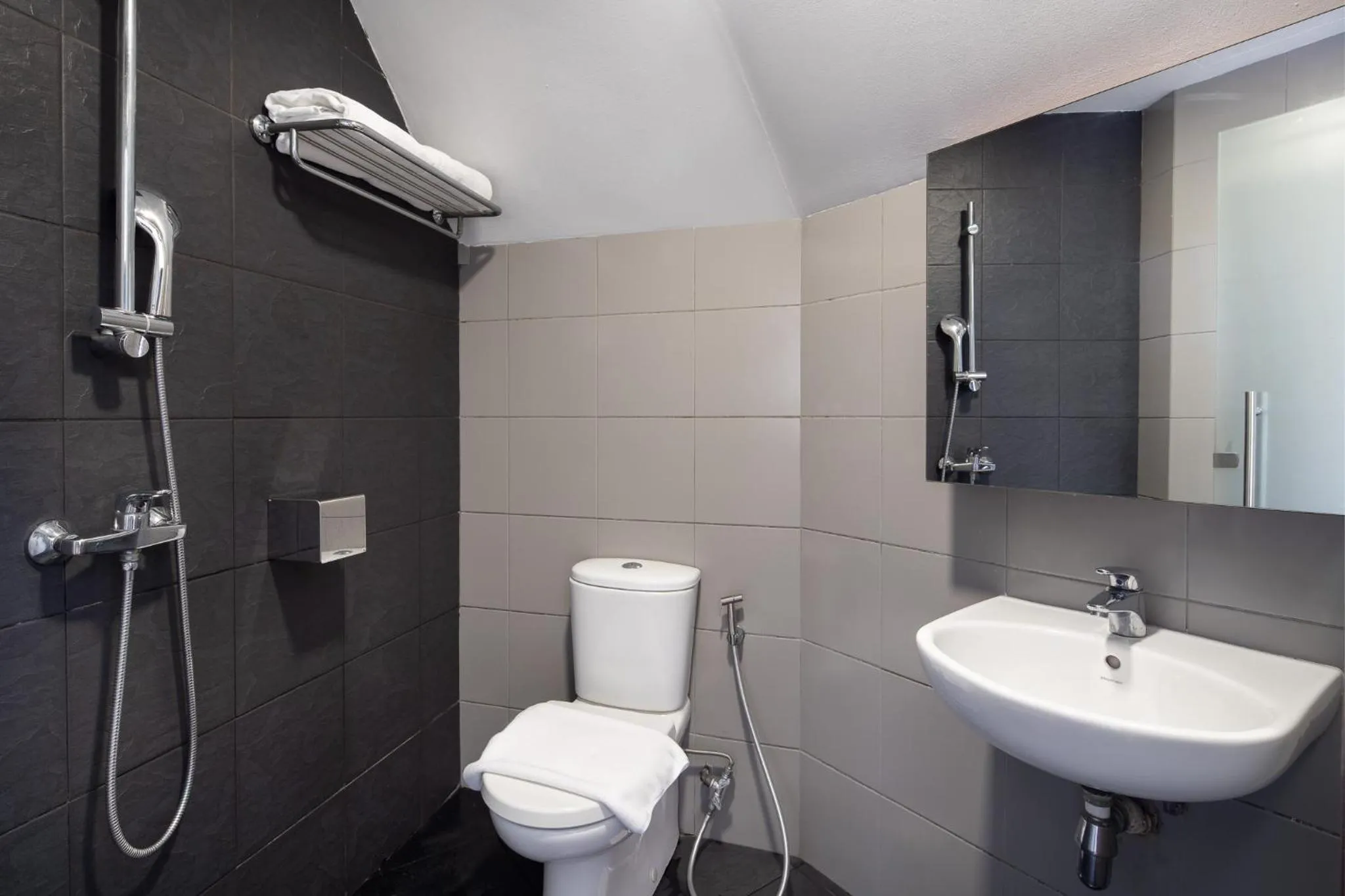 Toilet in The Quay Hotel West Coast