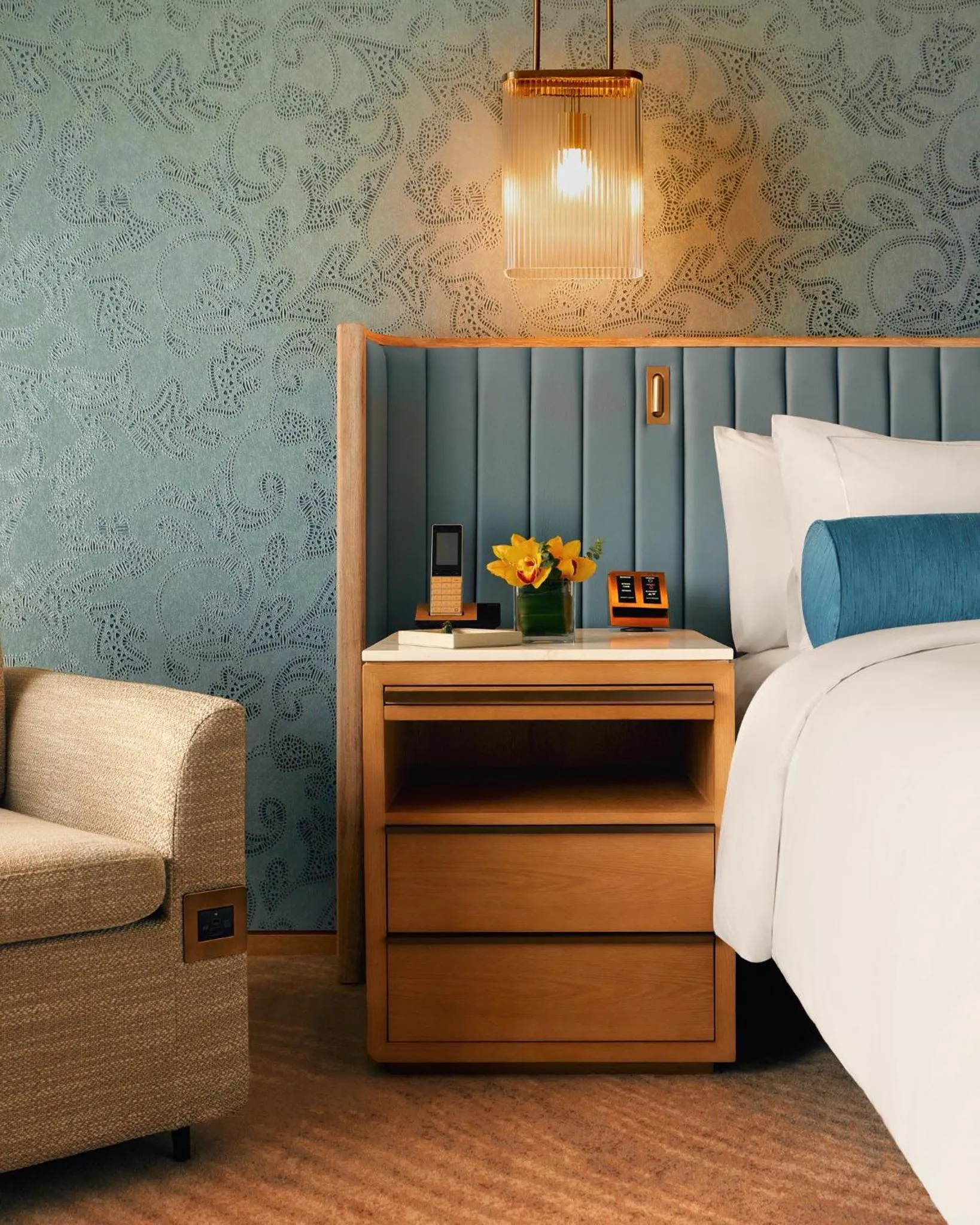 Photo of the whole room, Bed in Mandarin Oriental, Singapore