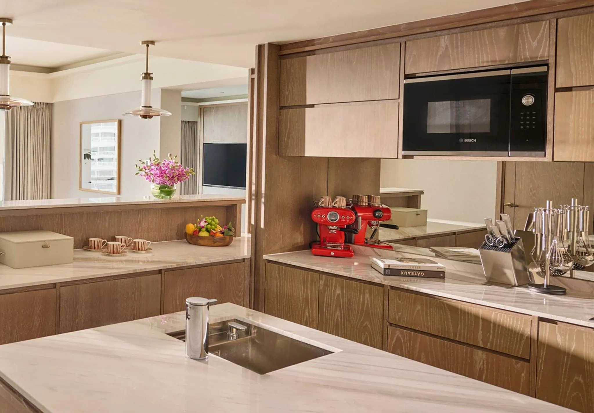 Kitchen or kitchenette, Bed in Mandarin Oriental, Singapore
