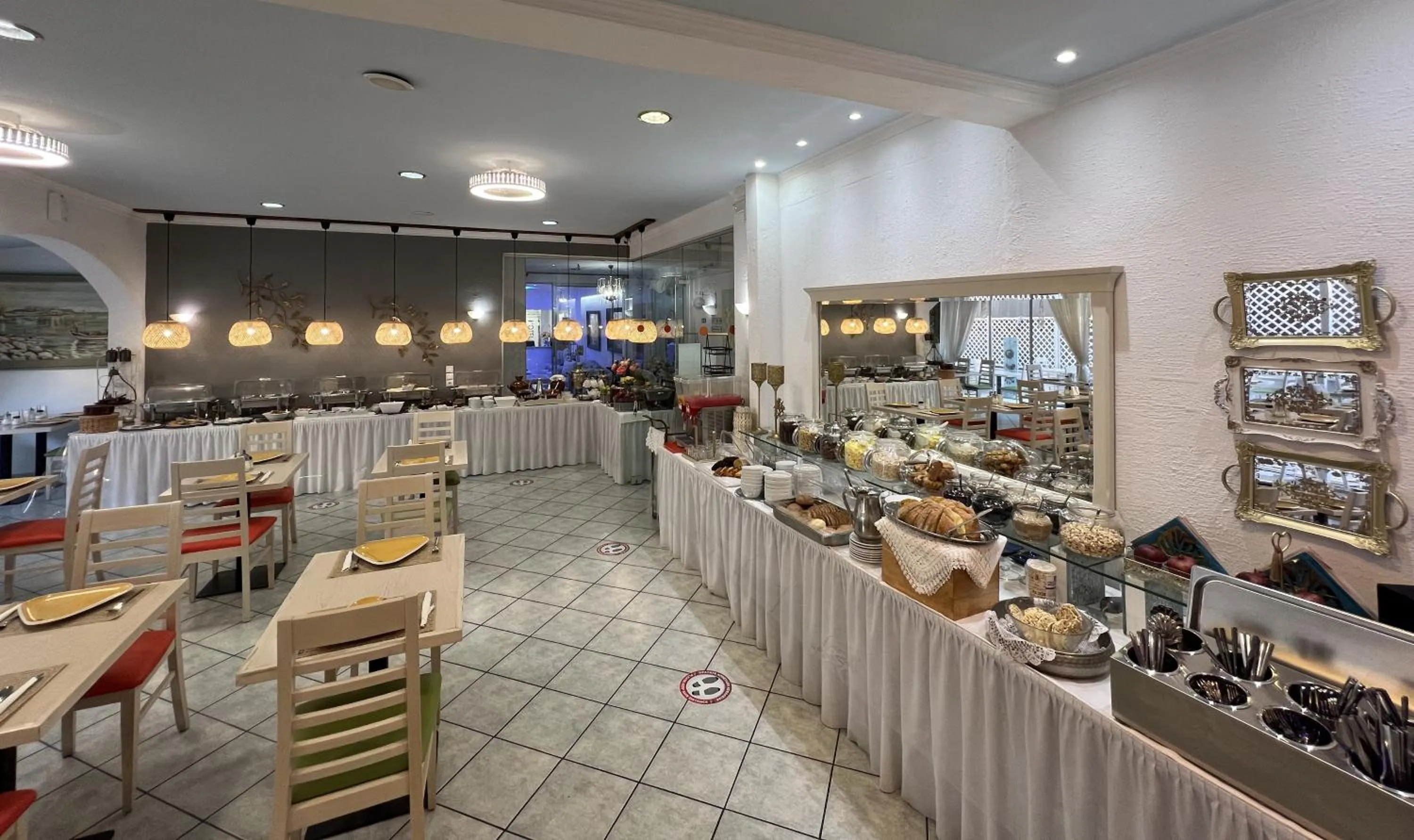 Restaurant/places to eat in Thalia deco City & Beach Hotel