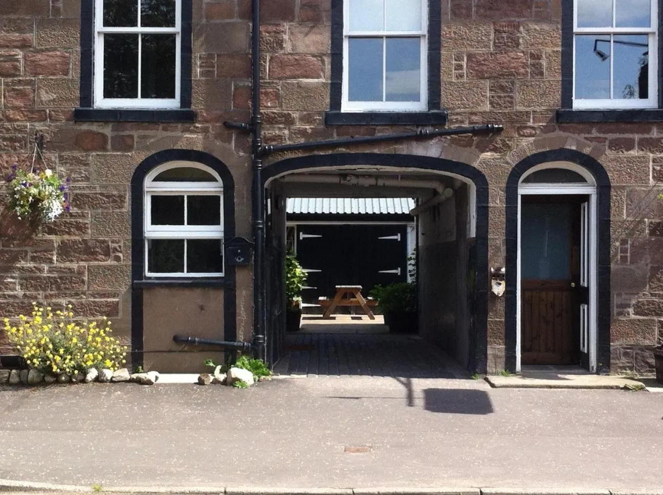 Facade/entrance in Bankfoot Inn
