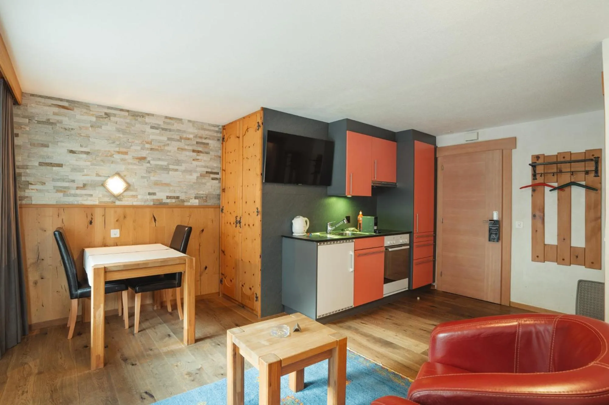 Kitchen or kitchenette in Hotel Matterhornblick