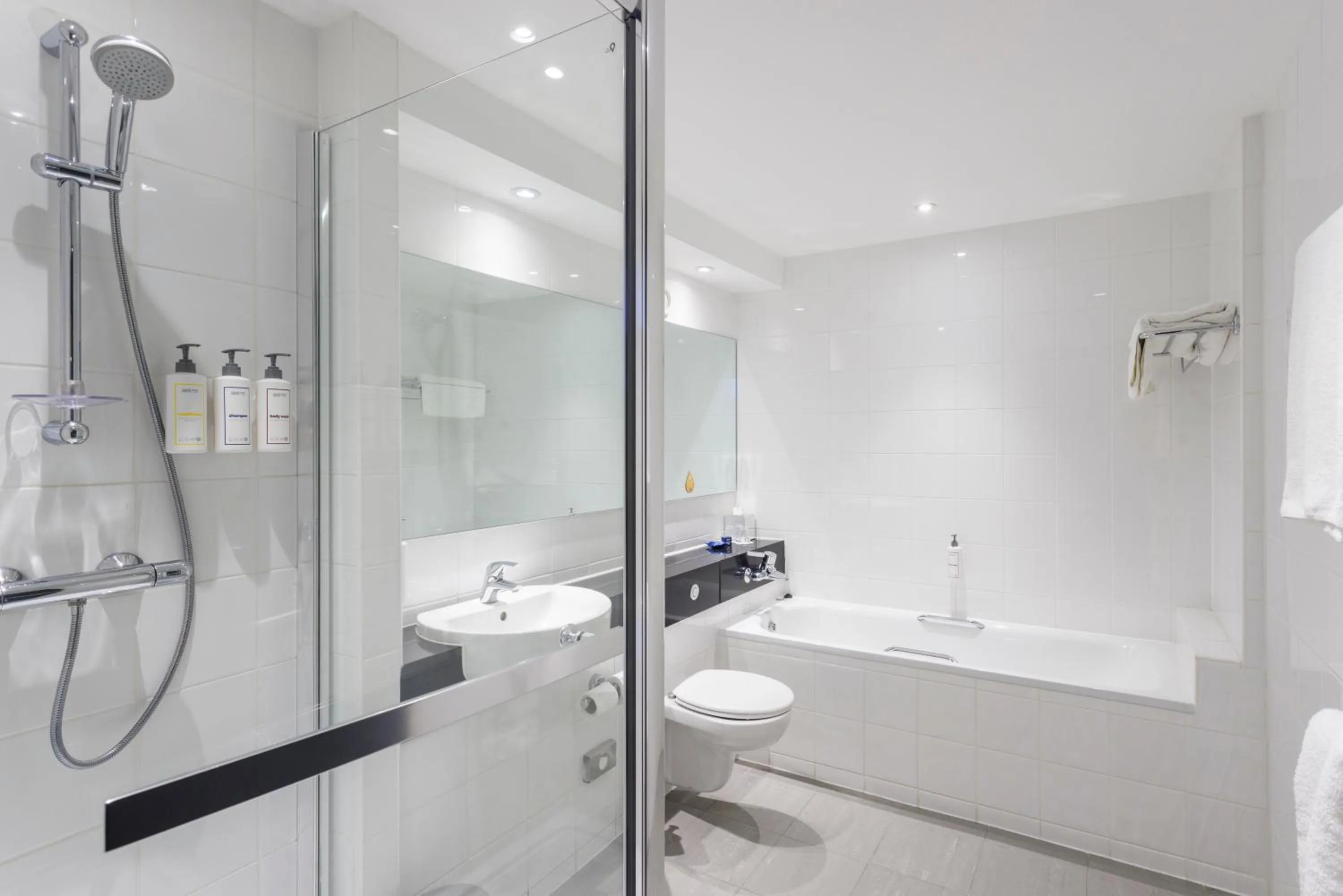 Shower in Park Inn by Radisson Aberdeen