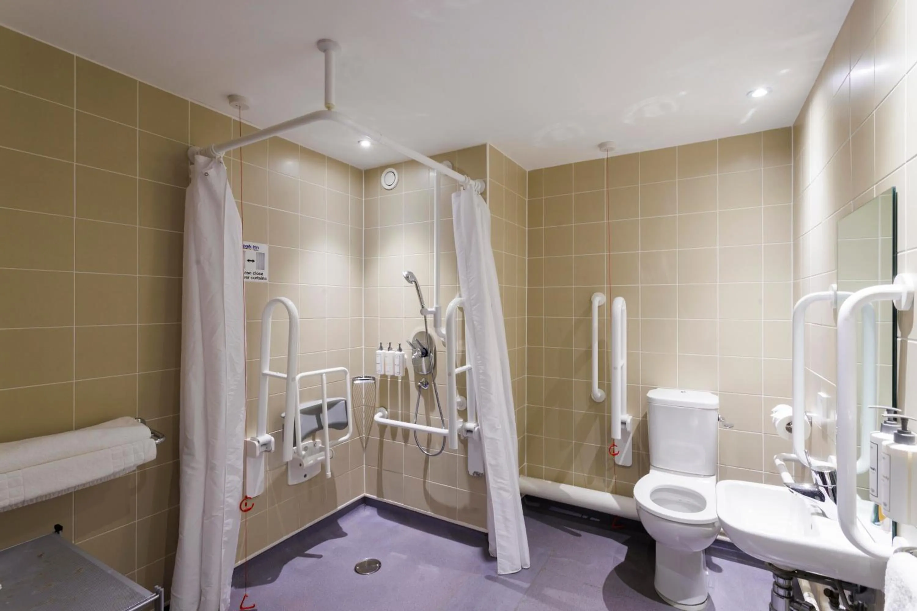 Shower in Park Inn by Radisson Aberdeen