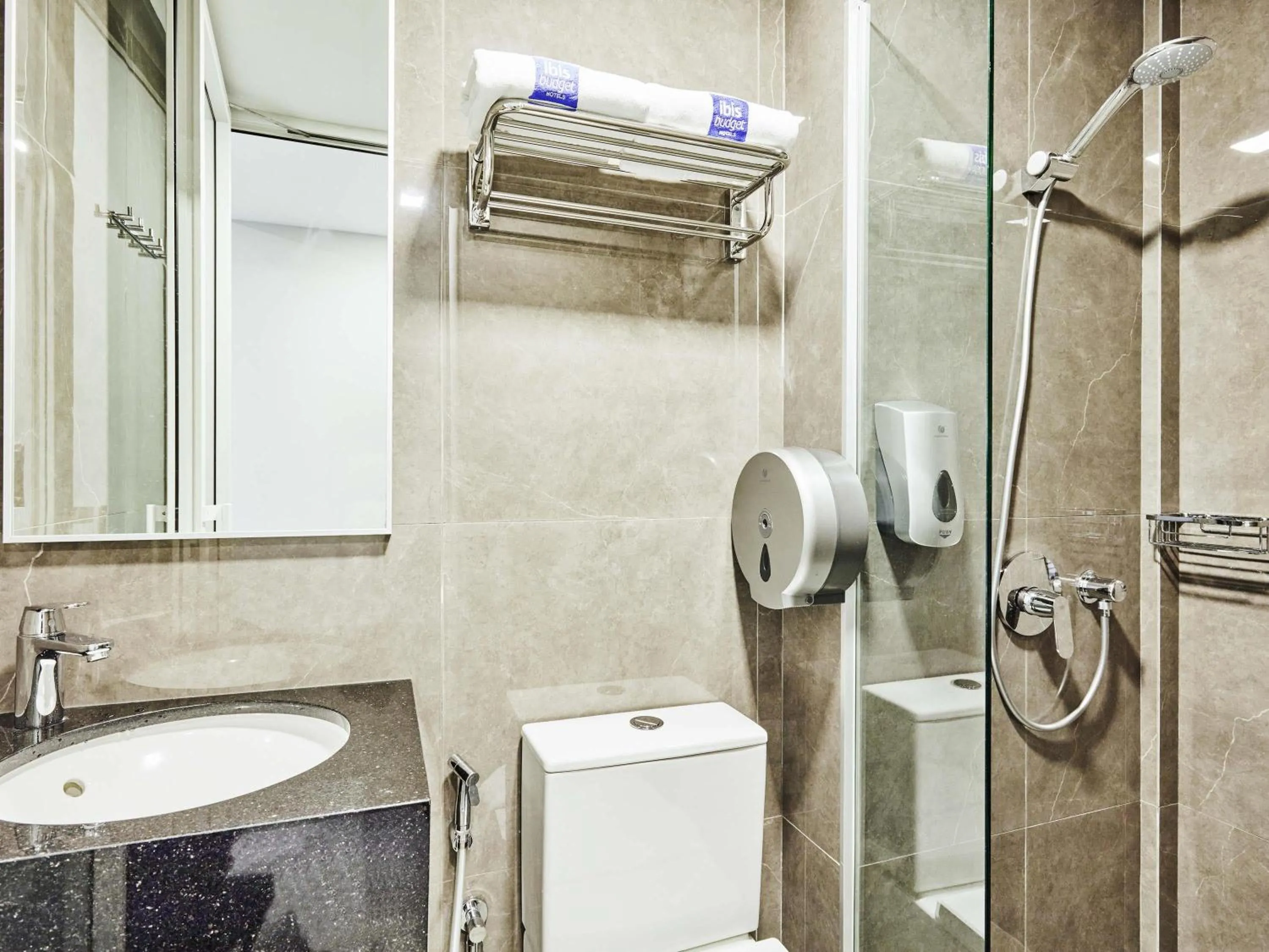 Bedroom in ibis budget Singapore Ametrine