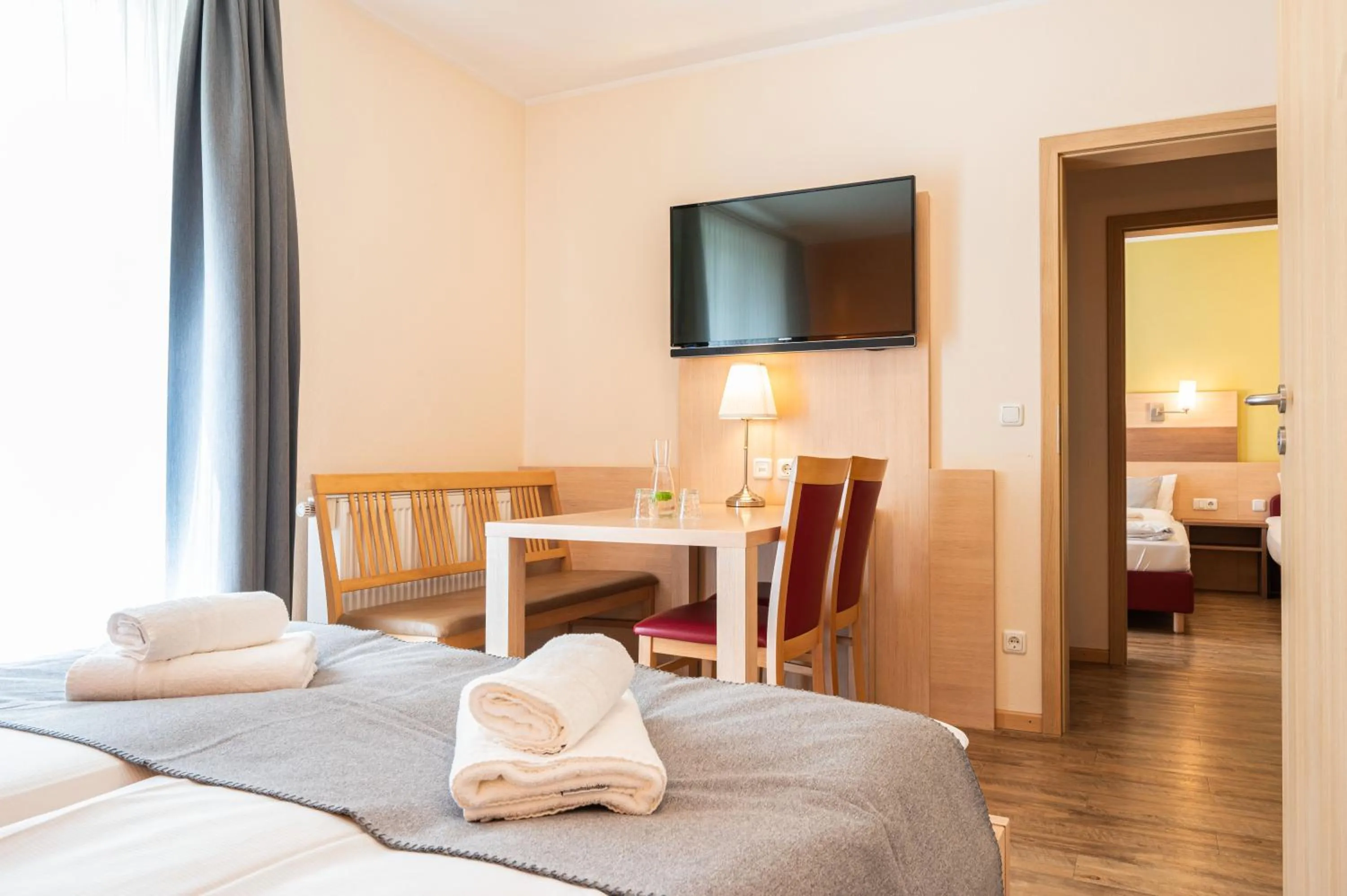 Photo of the whole room, Bed in Gästehaus Zehmerhof bei Erding